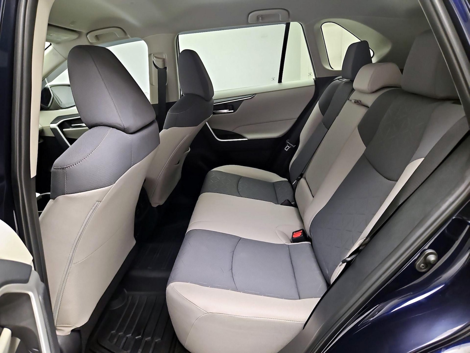 2025 Toyota RAV4 XLE - Photo 18