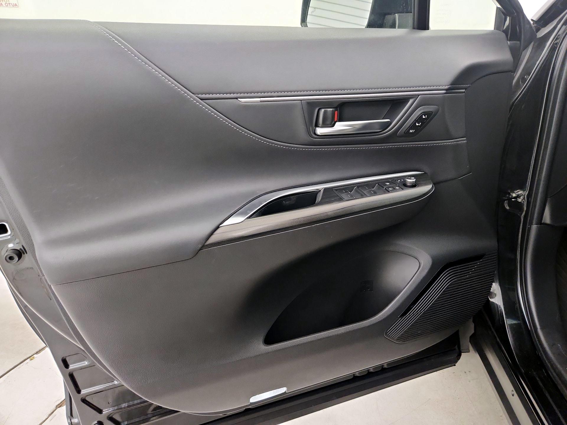 Thumbnail: 2021 Toyota Venza - 12