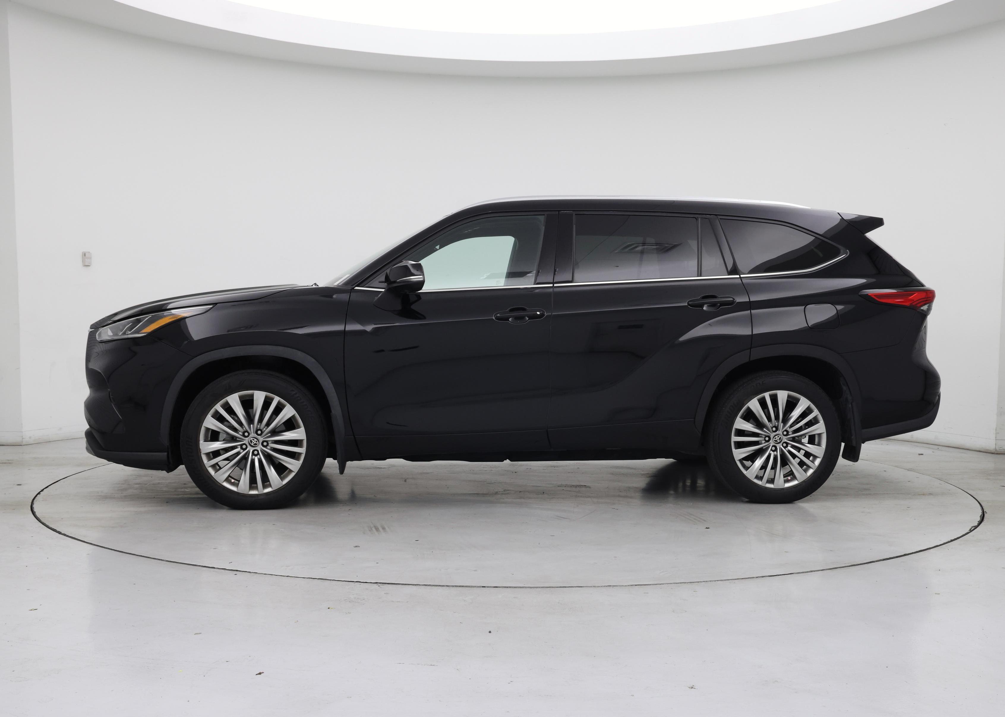 Thumbnail: 2023 Toyota Highlander - 3