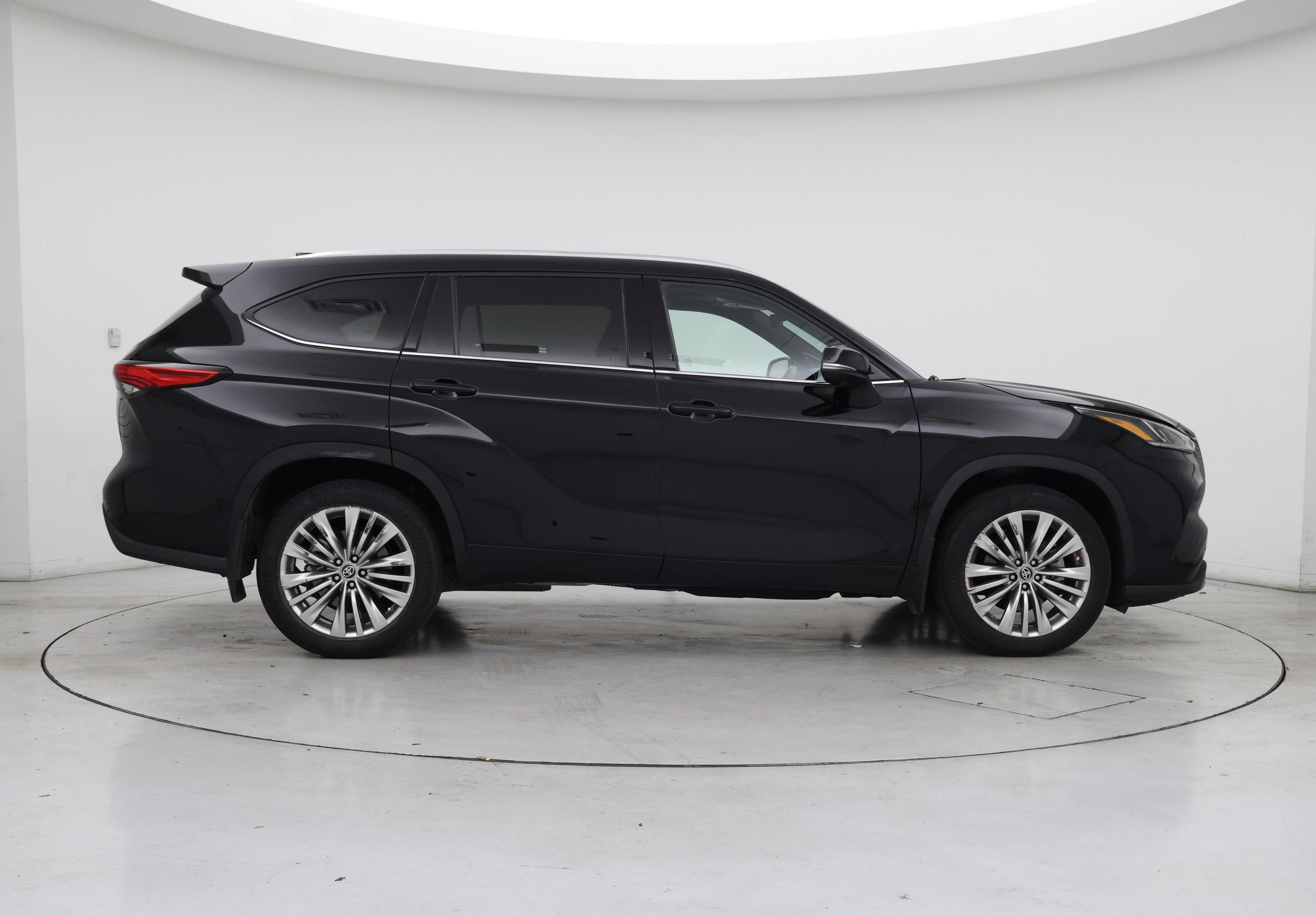 Thumbnail: 2023 Toyota Highlander - 7