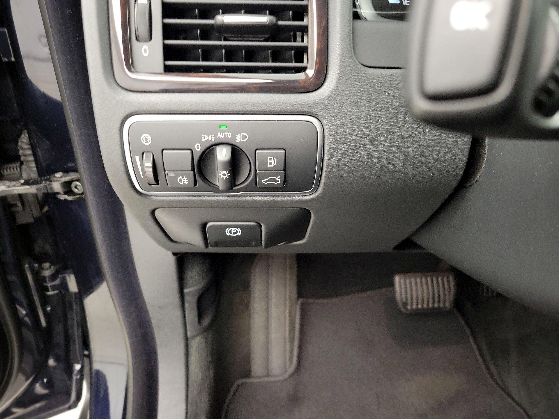 Thumbnail: 2016 Volvo XC70 - 13