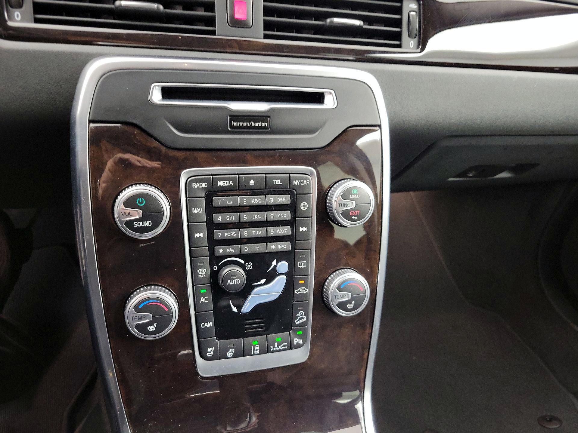 Thumbnail: 2016 Volvo XC70 - 16