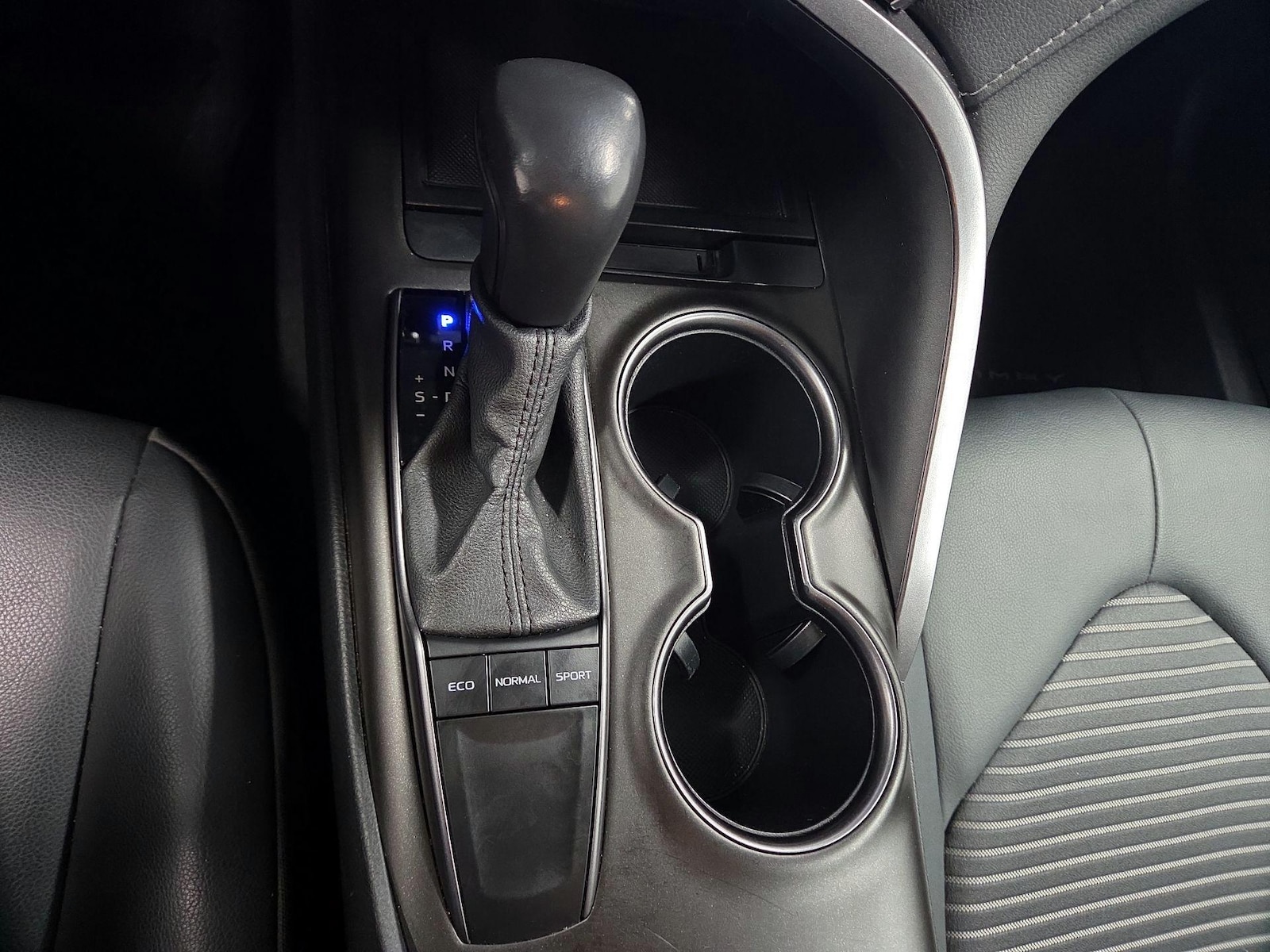 2024 Toyota Camry SE - Photo 18