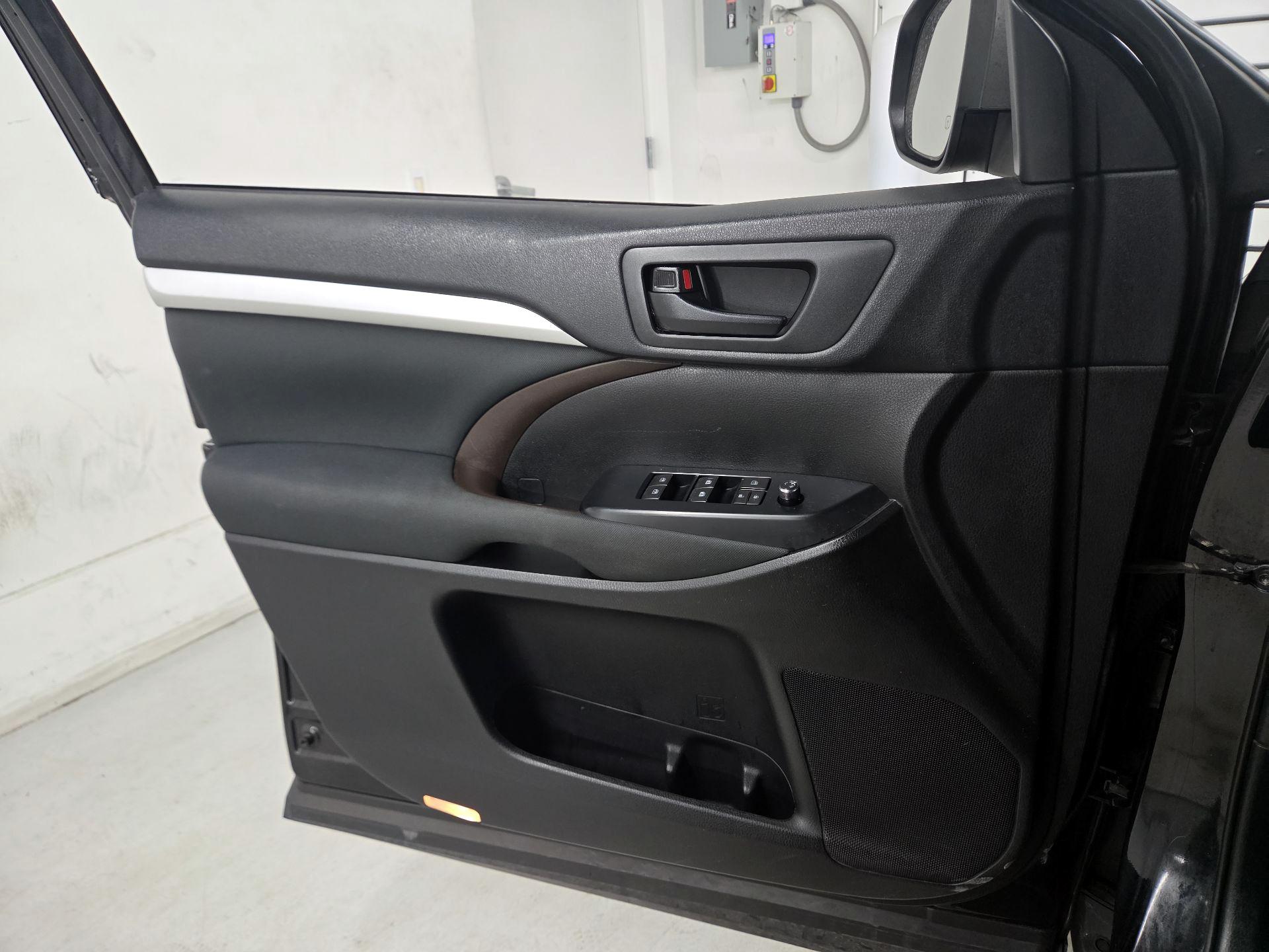 Thumbnail: 2019 Toyota Highlander - 12