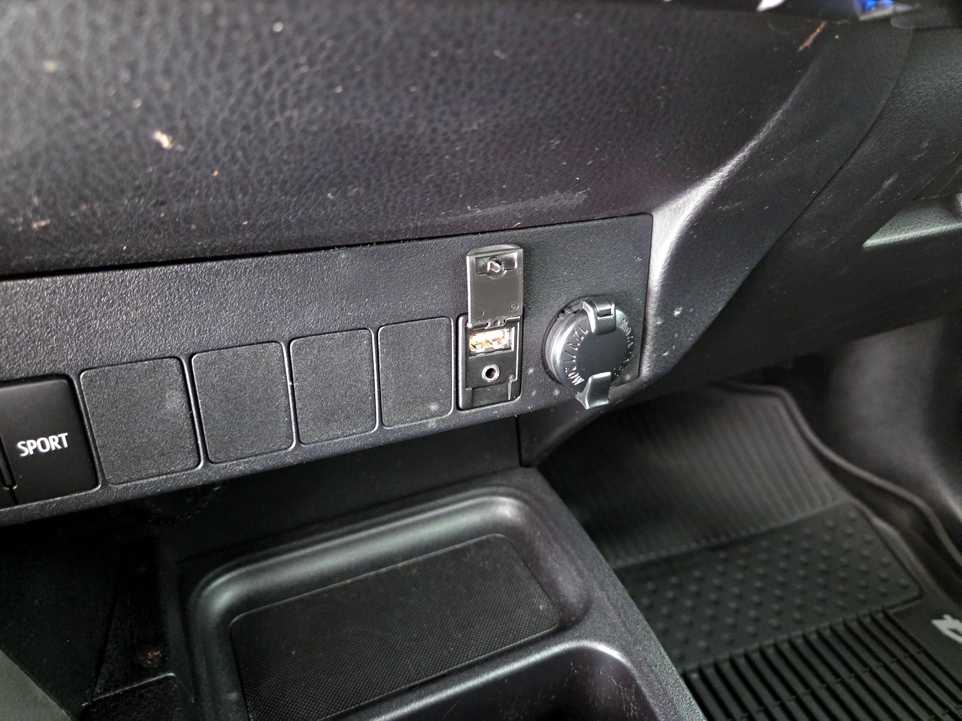 Thumbnail: 2018 Toyota RAV4 - 18