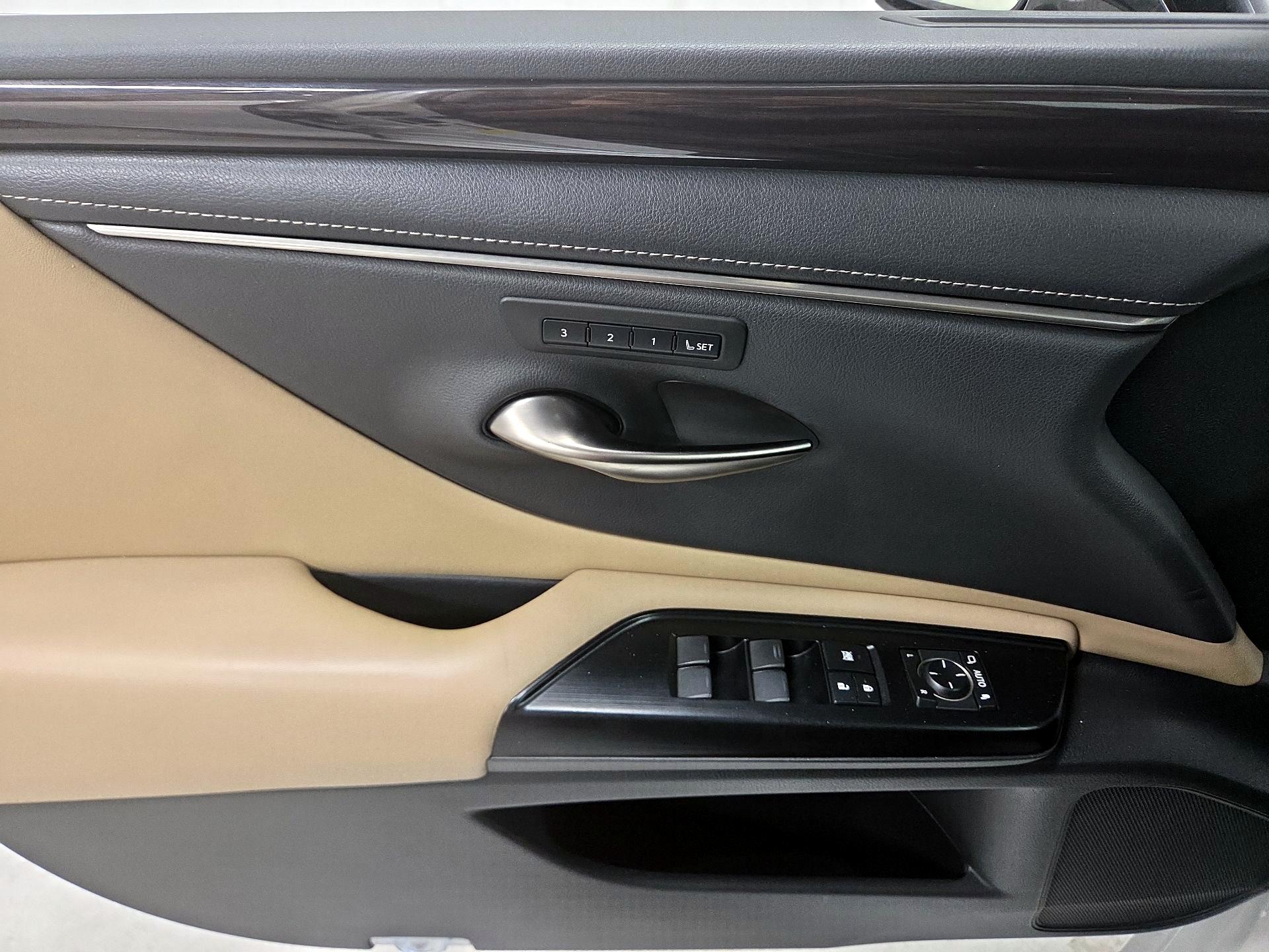 Thumbnail: 2020 Lexus ES - 12