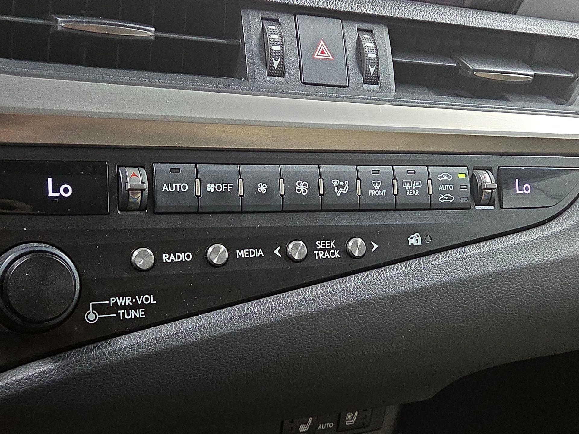 Thumbnail: 2020 Lexus ES - 17