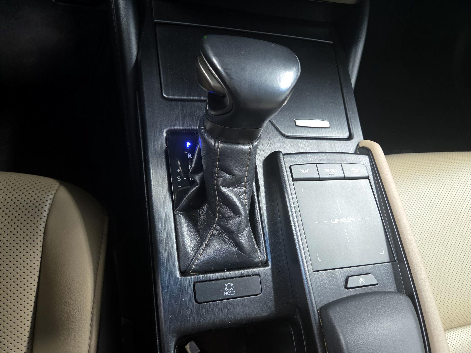 Thumbnail: 2020 Lexus ES - 18