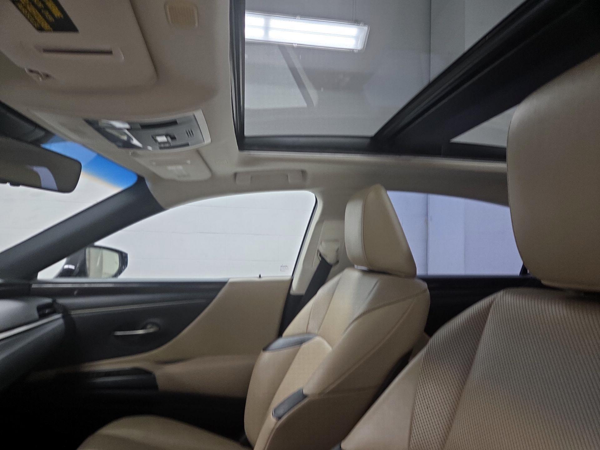Thumbnail: 2020 Lexus ES - 20