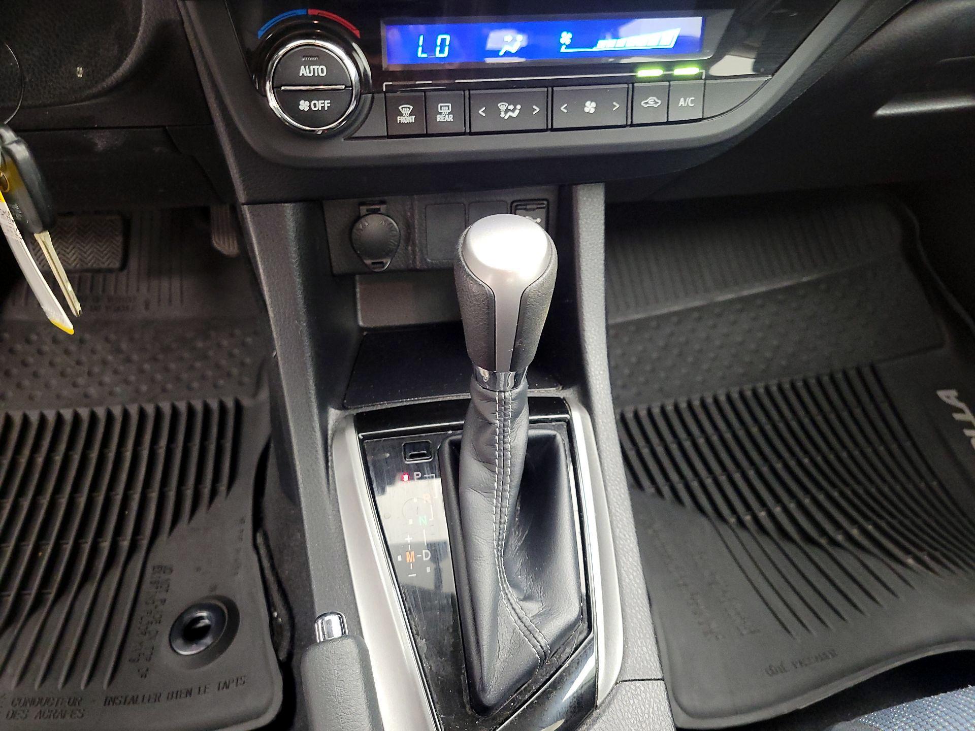 Thumbnail: 2015 Toyota Corolla - 16