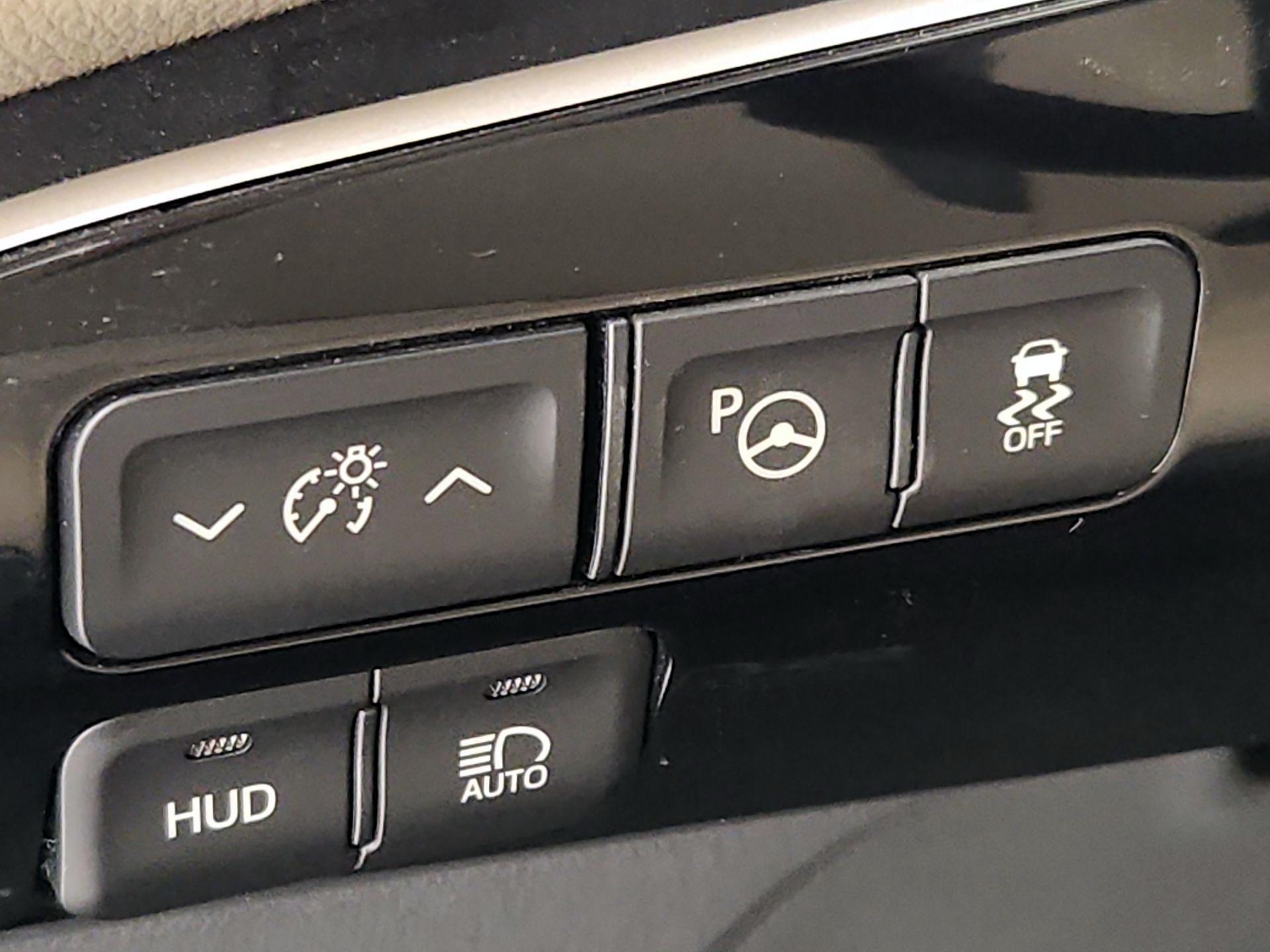 Thumbnail: 2016 Toyota Prius - 13