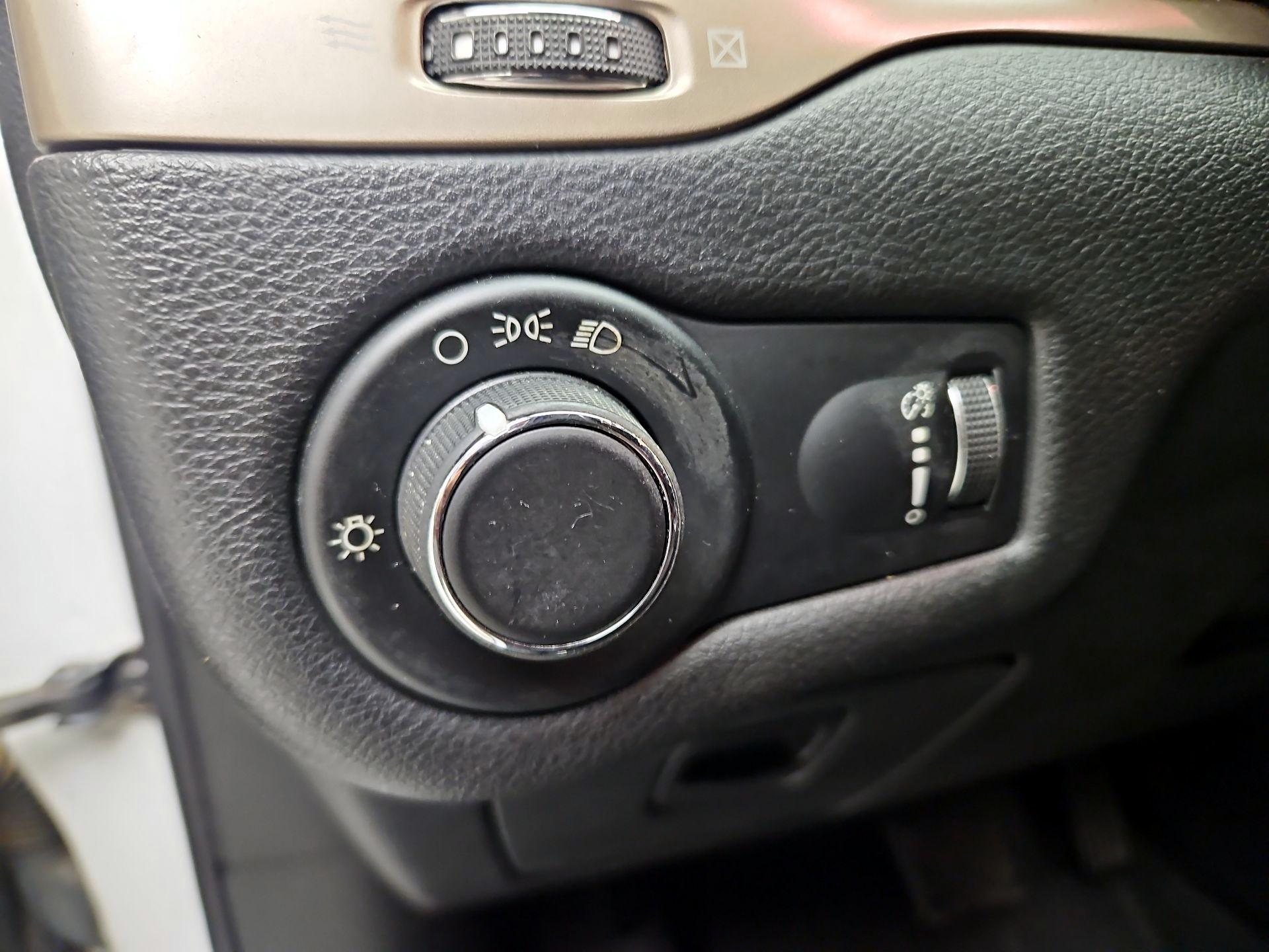 Thumbnail: 2015 Jeep Cherokee - 13