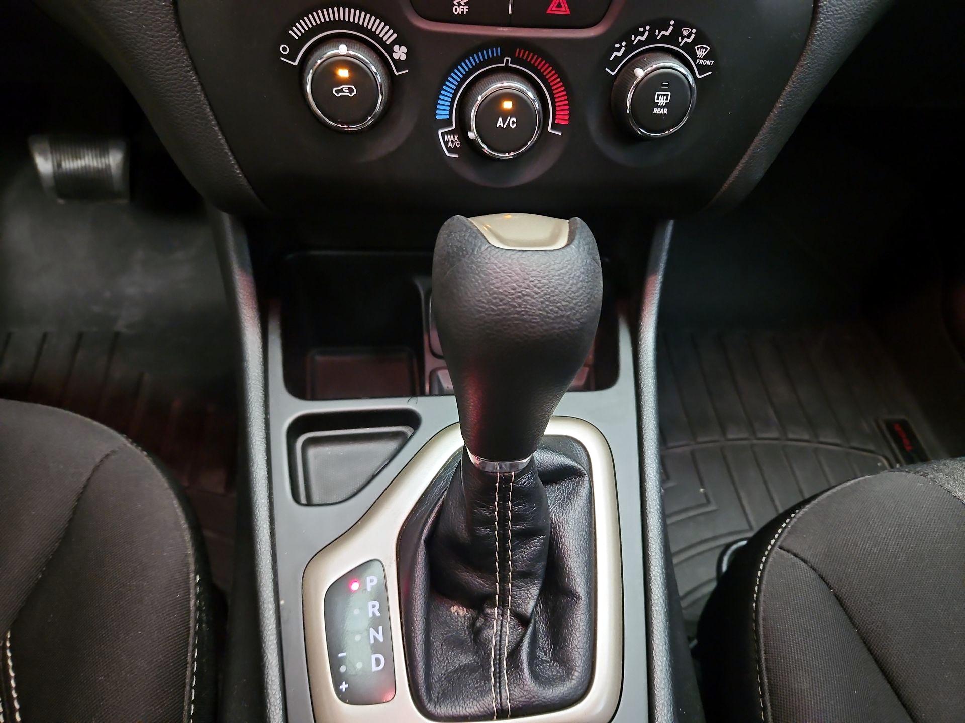 Thumbnail: 2015 Jeep Cherokee - 16