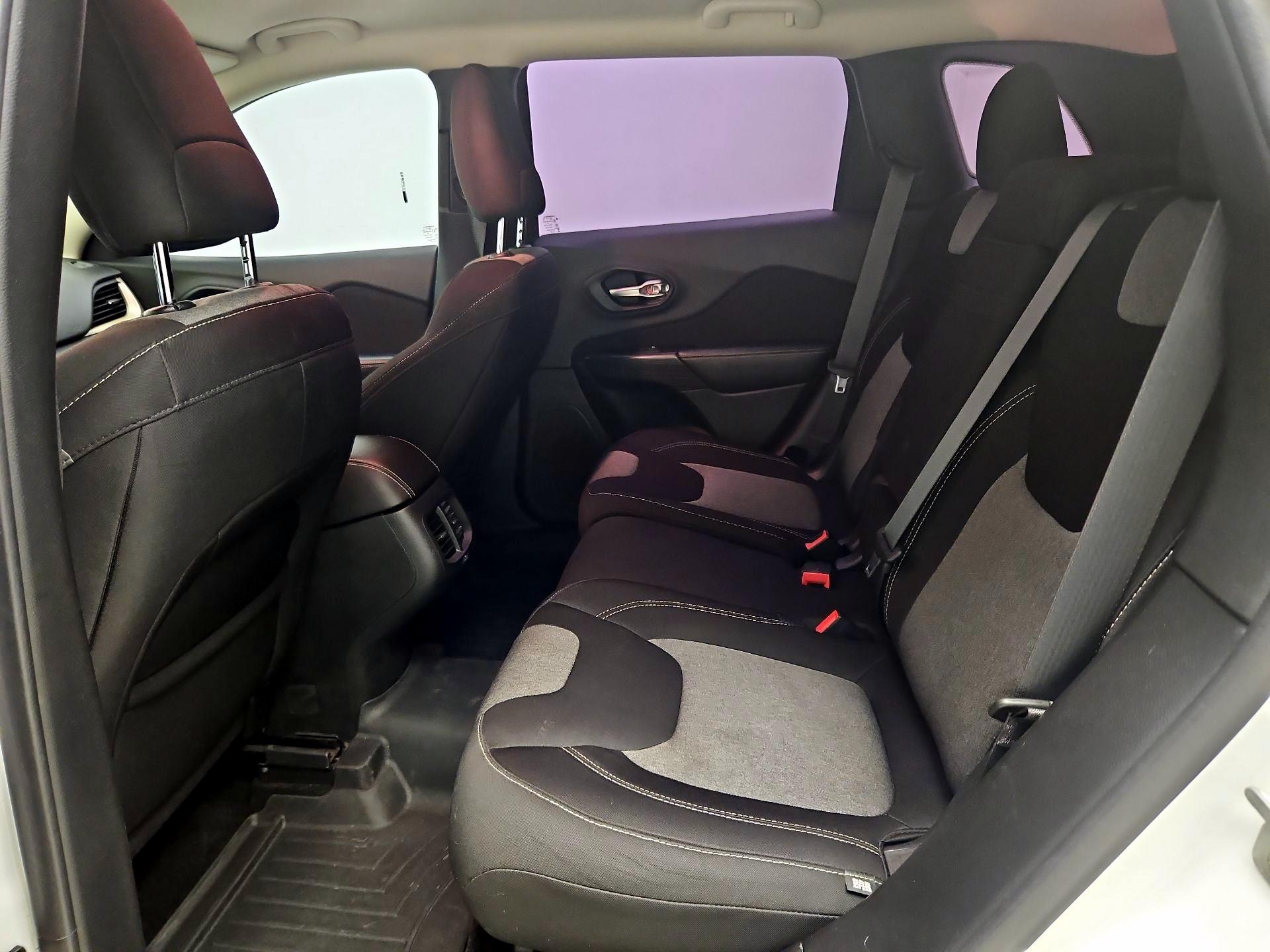 Thumbnail: 2015 Jeep Cherokee - 18