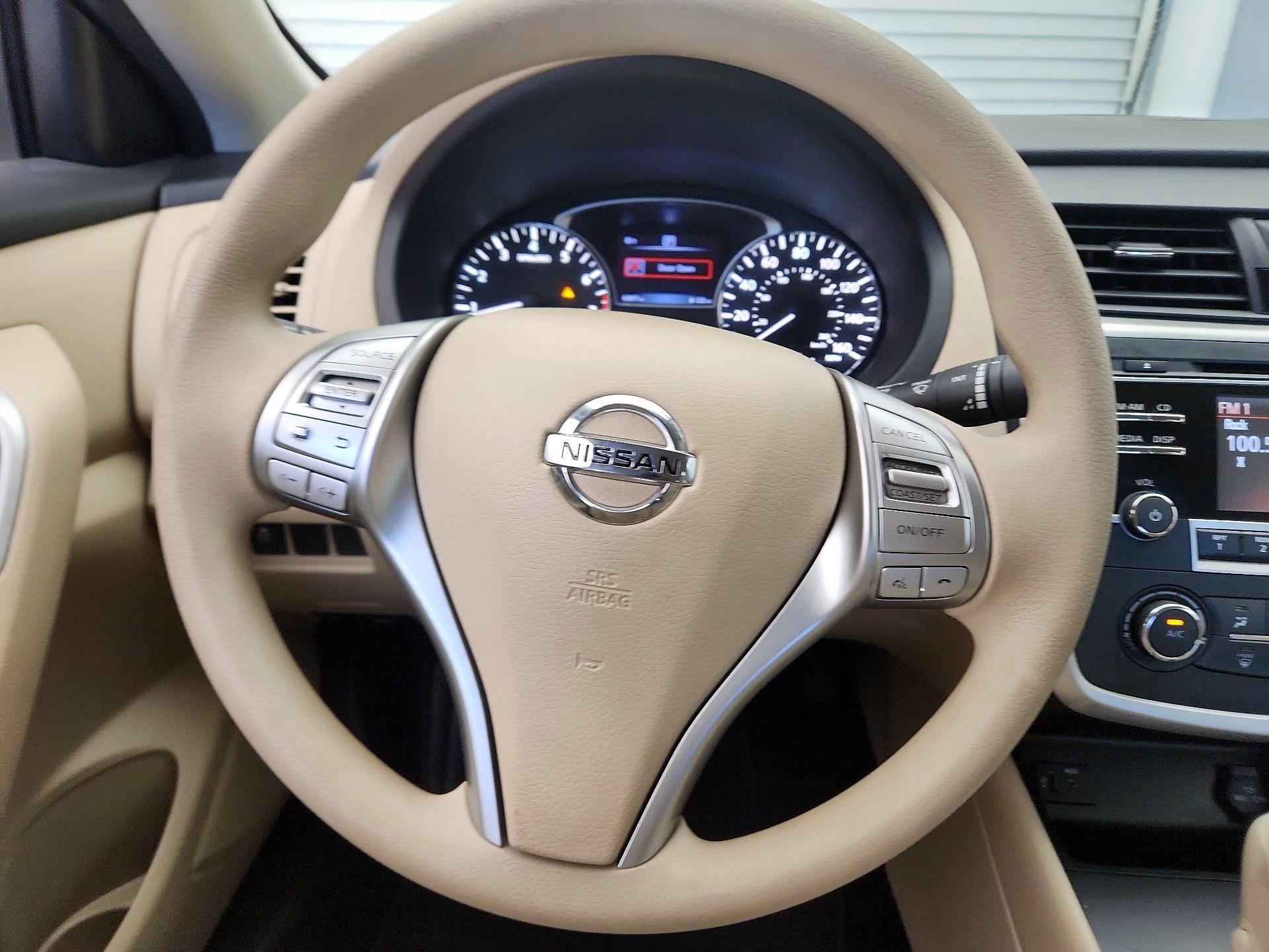 Thumbnail: 2016 Nissan Altima - 10