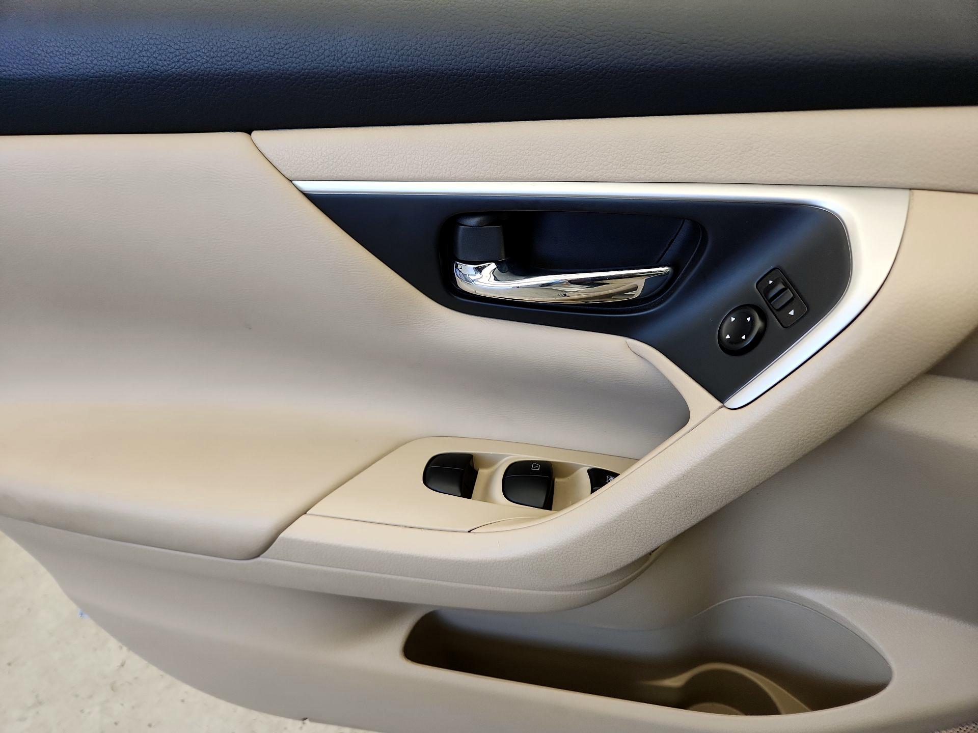 Thumbnail: 2016 Nissan Altima - 12