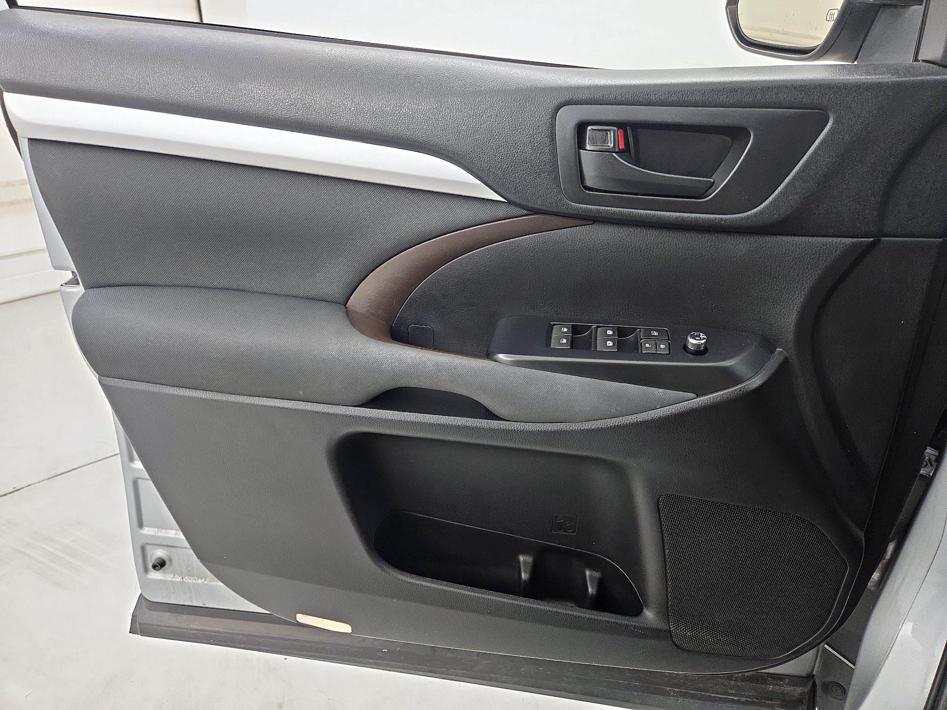 Thumbnail: 2019 Toyota Highlander - 12