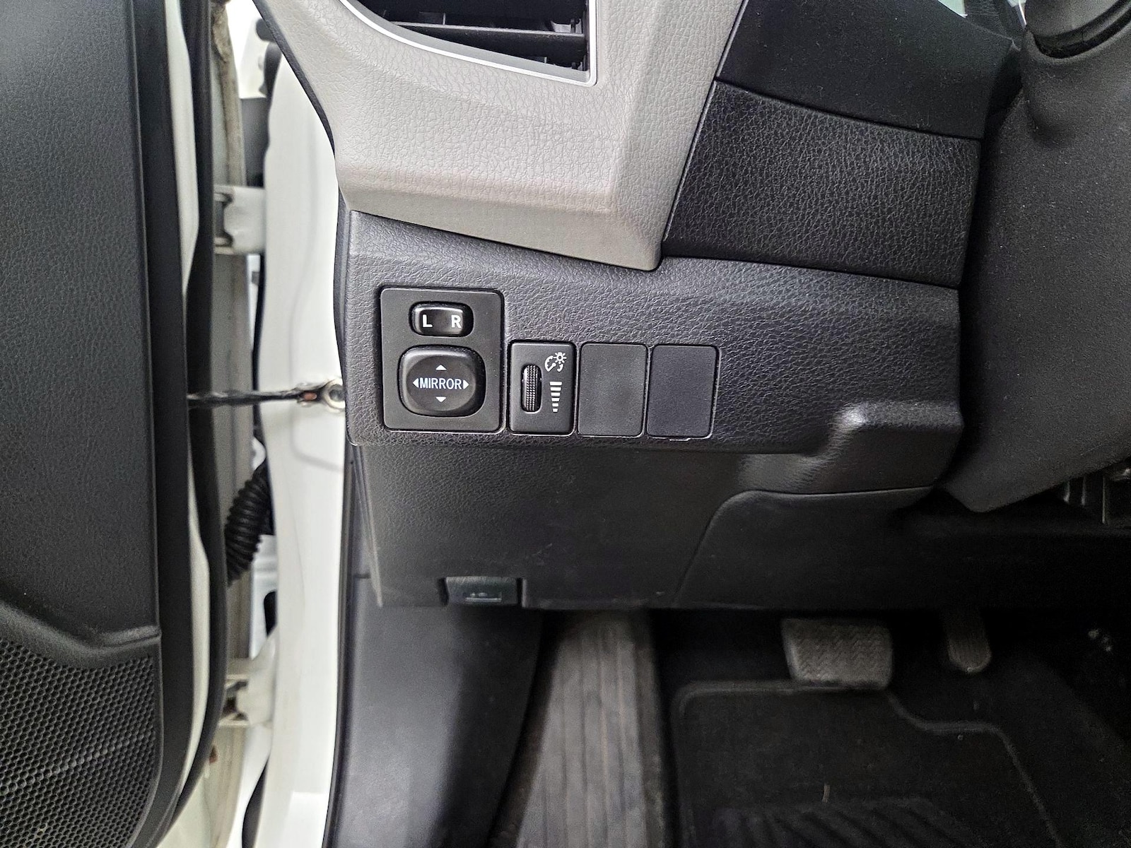 2014 Toyota Corolla LE - Photo 14