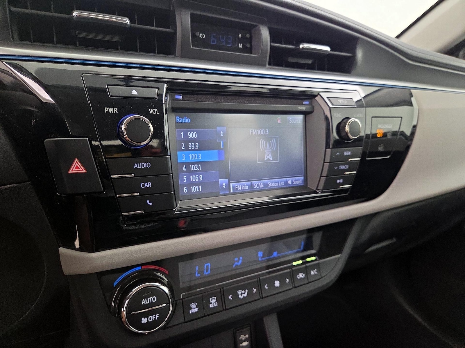 2014 Toyota Corolla LE - Photo 16
