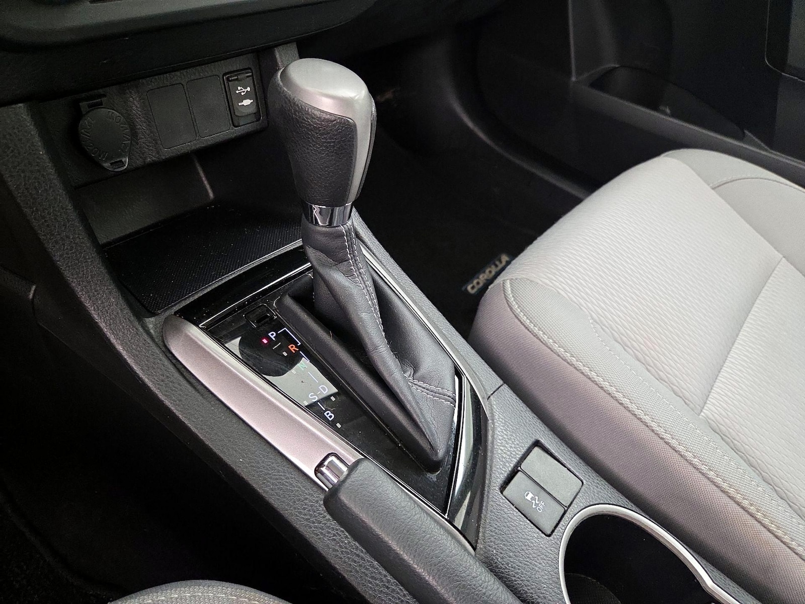 2014 Toyota Corolla LE - Photo 18