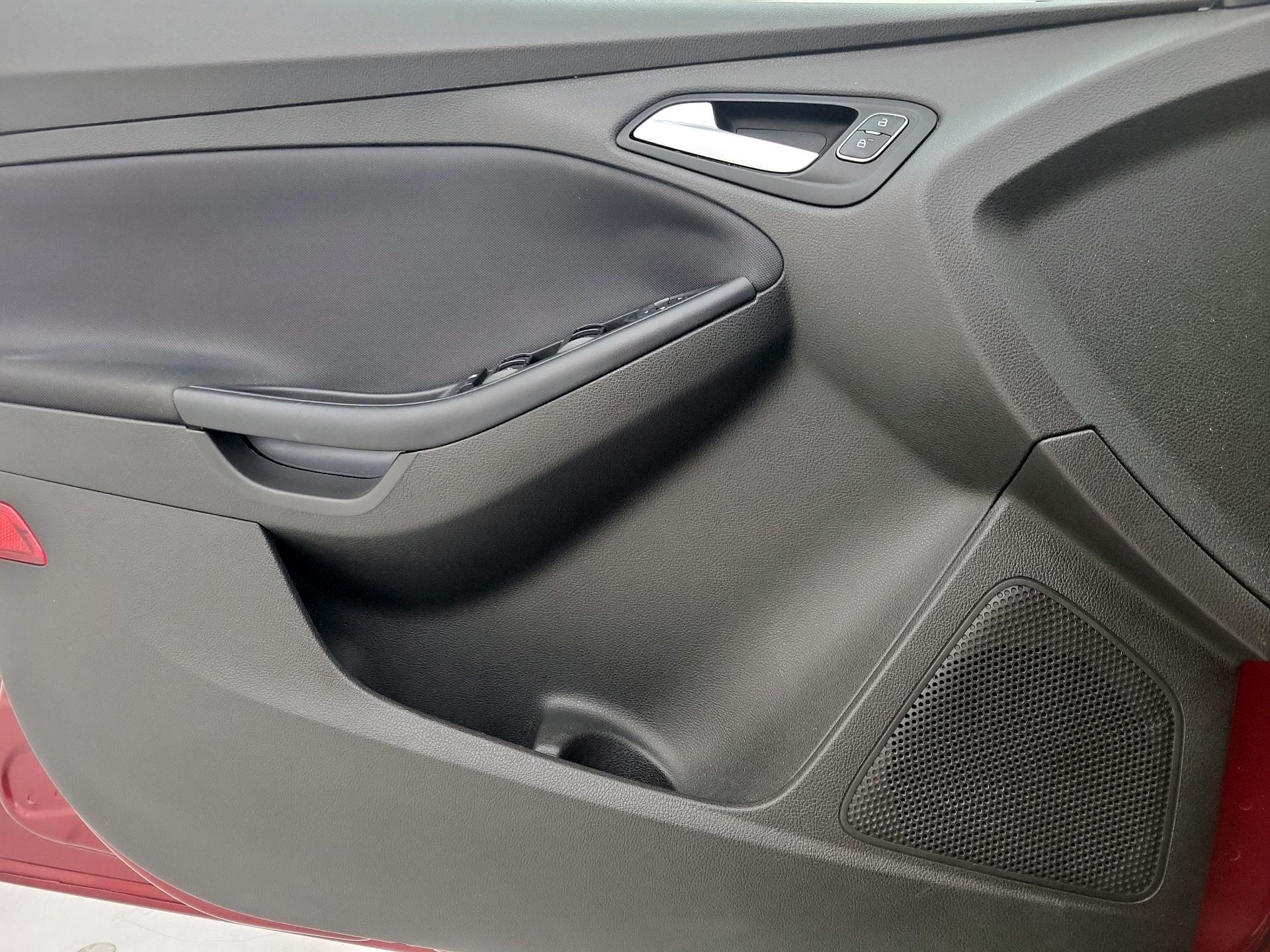 Thumbnail: 2016 Ford Focus - 12