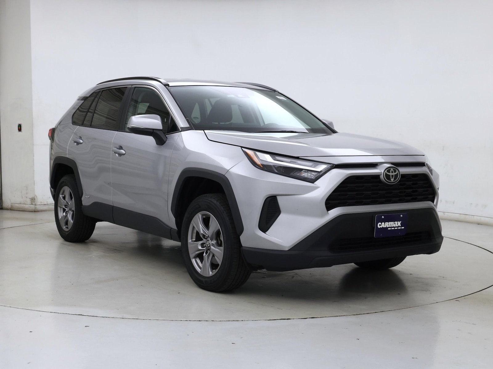 2025 Toyota RAV4 XLE - Photo 2