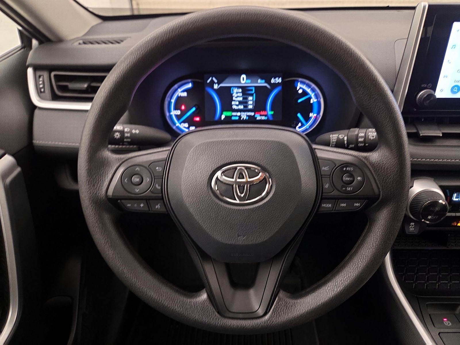 2025 Toyota RAV4 XLE - Photo 11