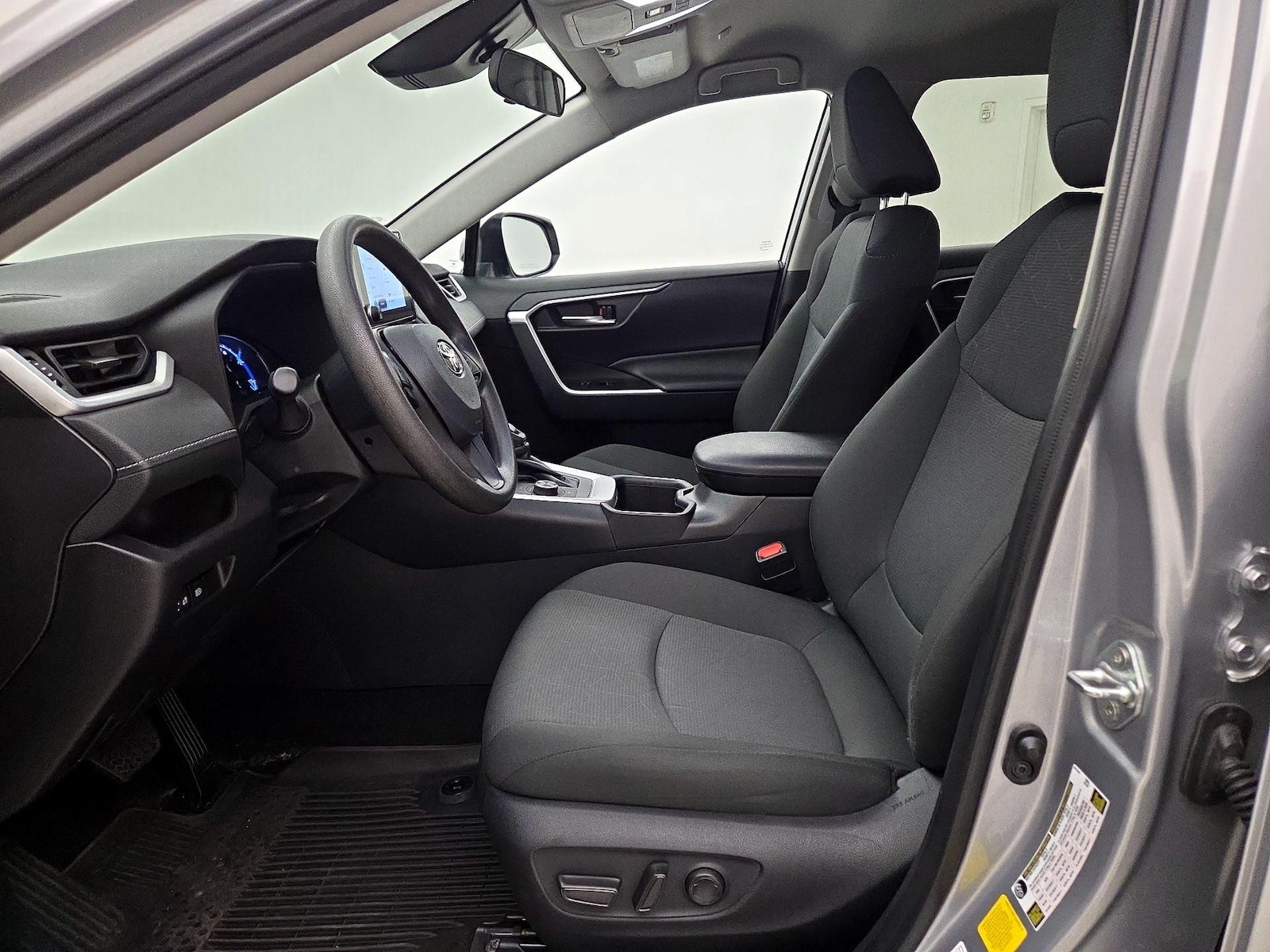 2025 Toyota RAV4 XLE - Photo 12