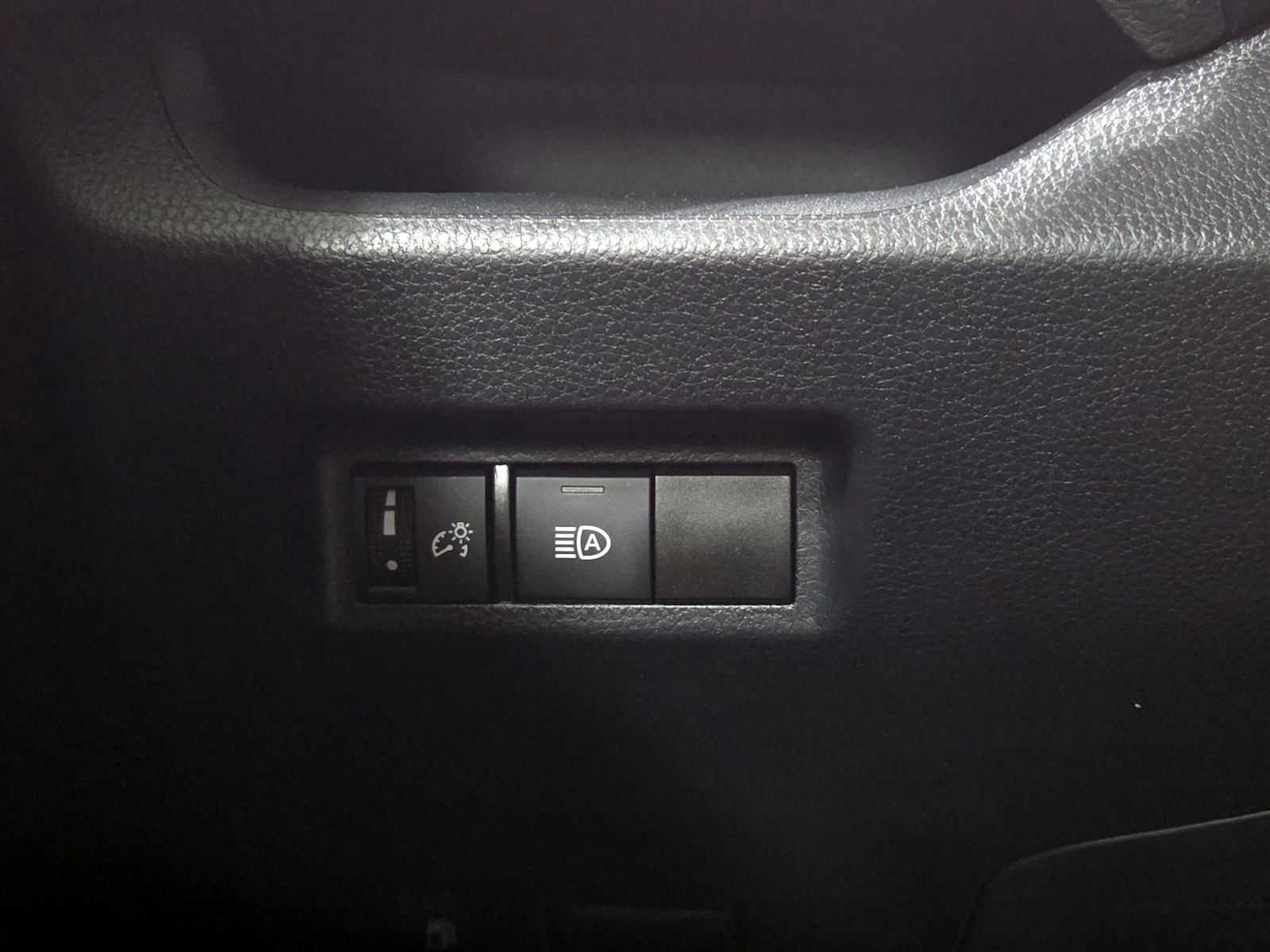2025 Toyota RAV4 XLE - Photo 14