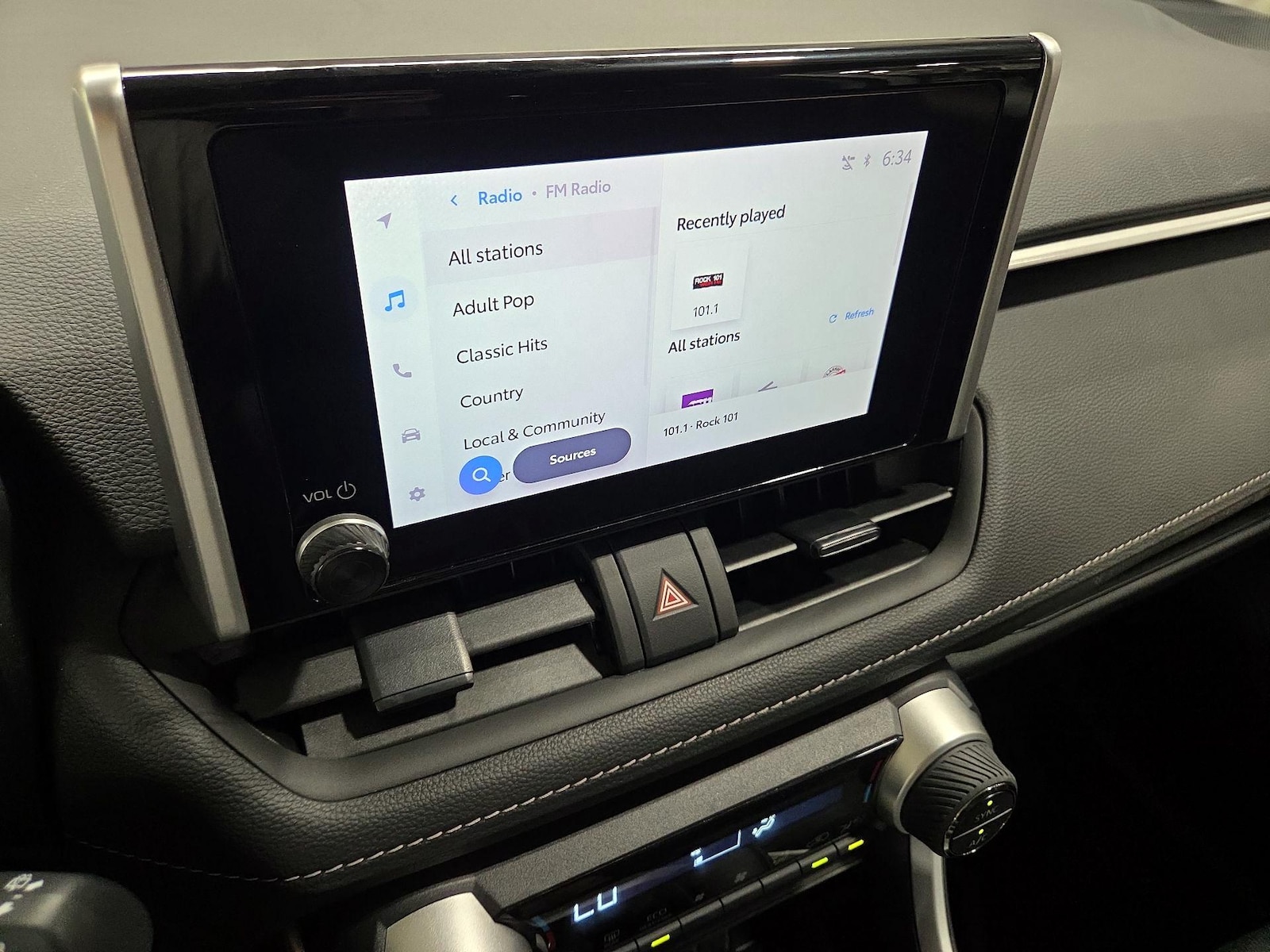2025 Toyota RAV4 XLE - Photo 16
