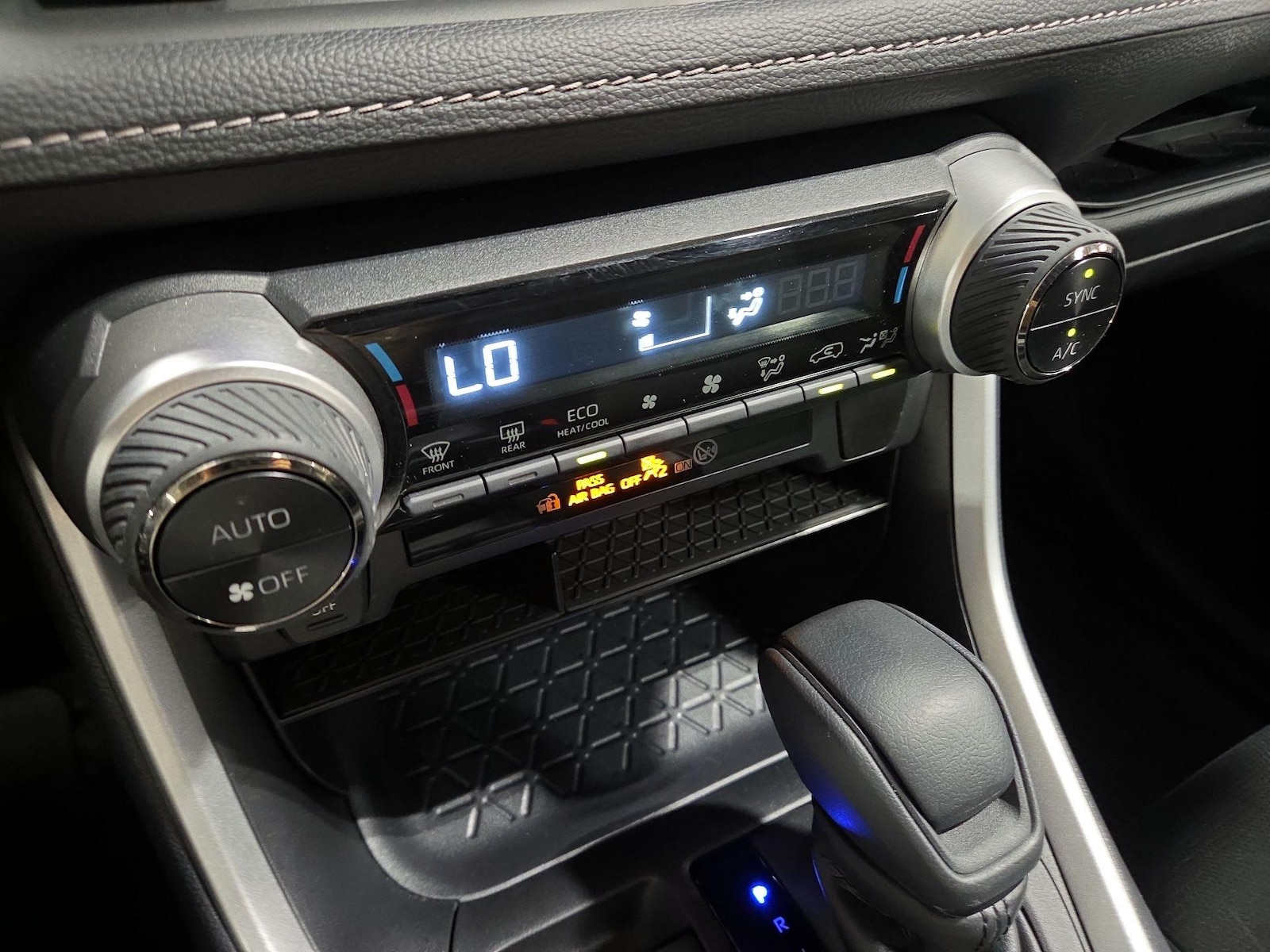 2025 Toyota RAV4 XLE - Photo 17