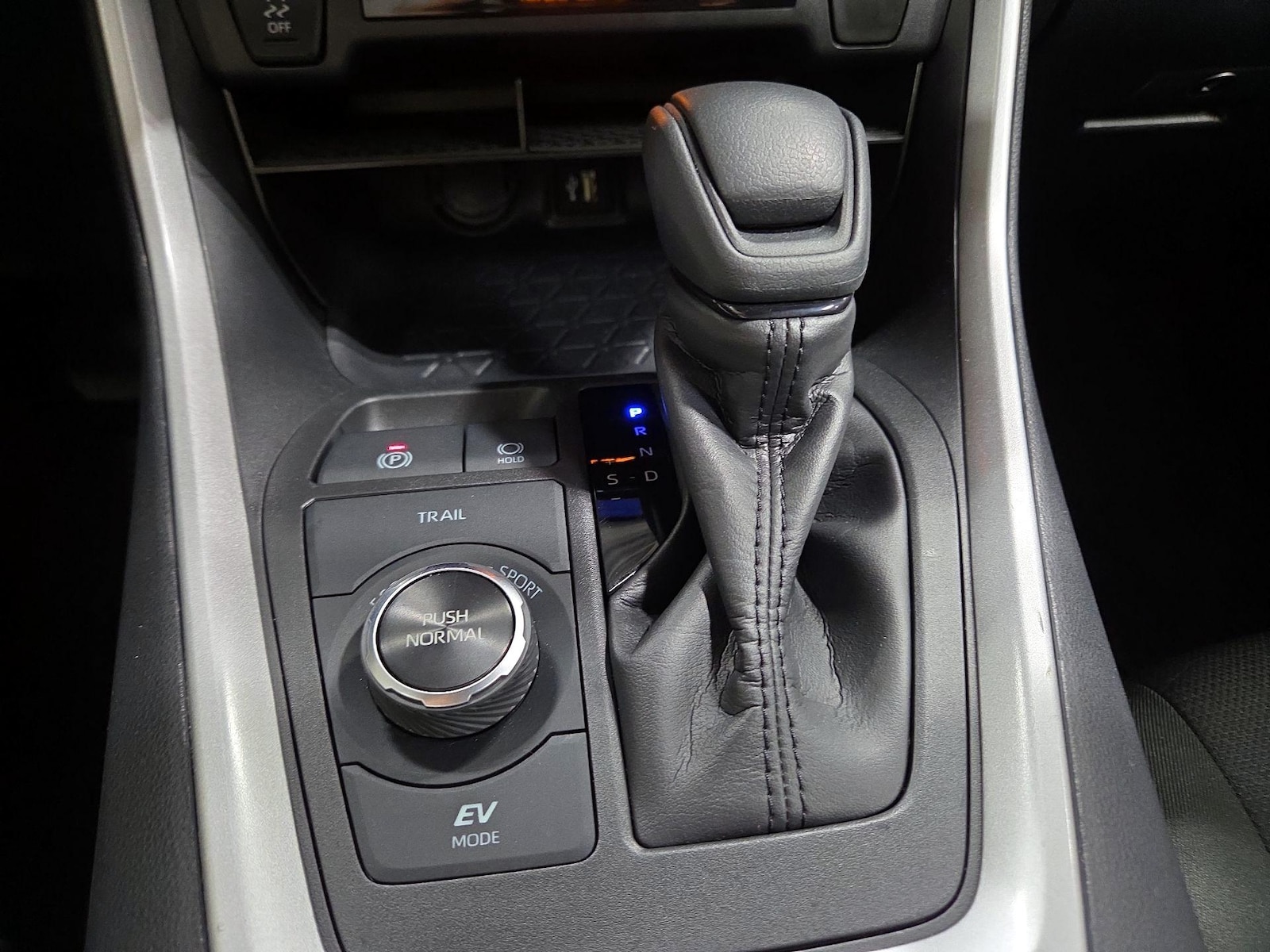 2025 Toyota RAV4 XLE - Photo 18