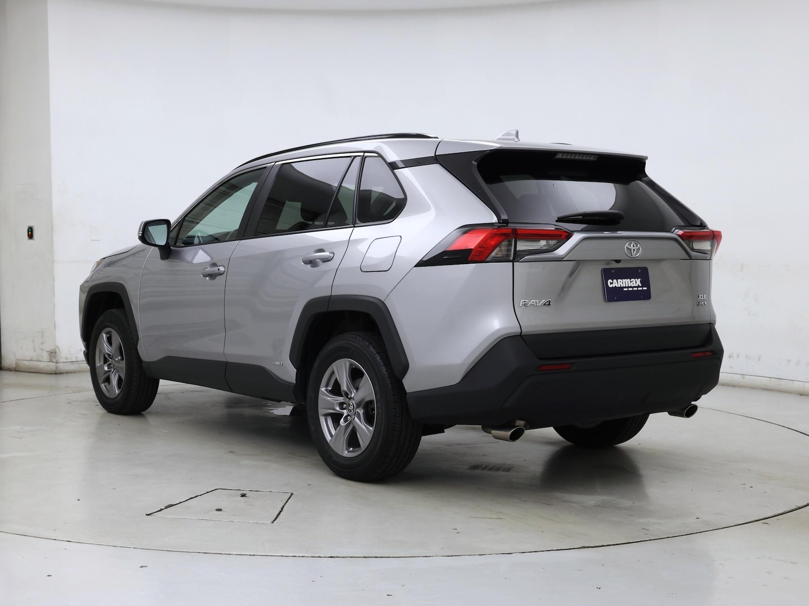 2025 Toyota RAV4 XLE - Photo 3