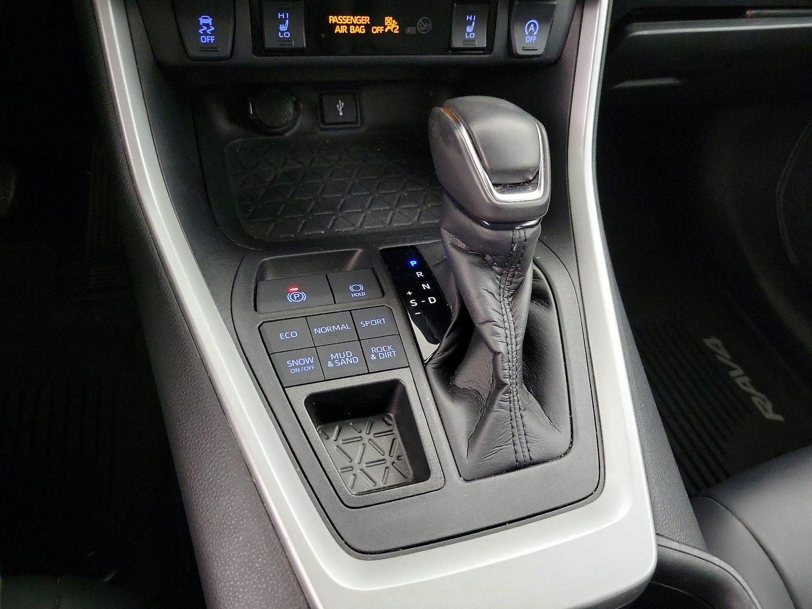 2020 Toyota RAV4 XLE Premium - Photo 18