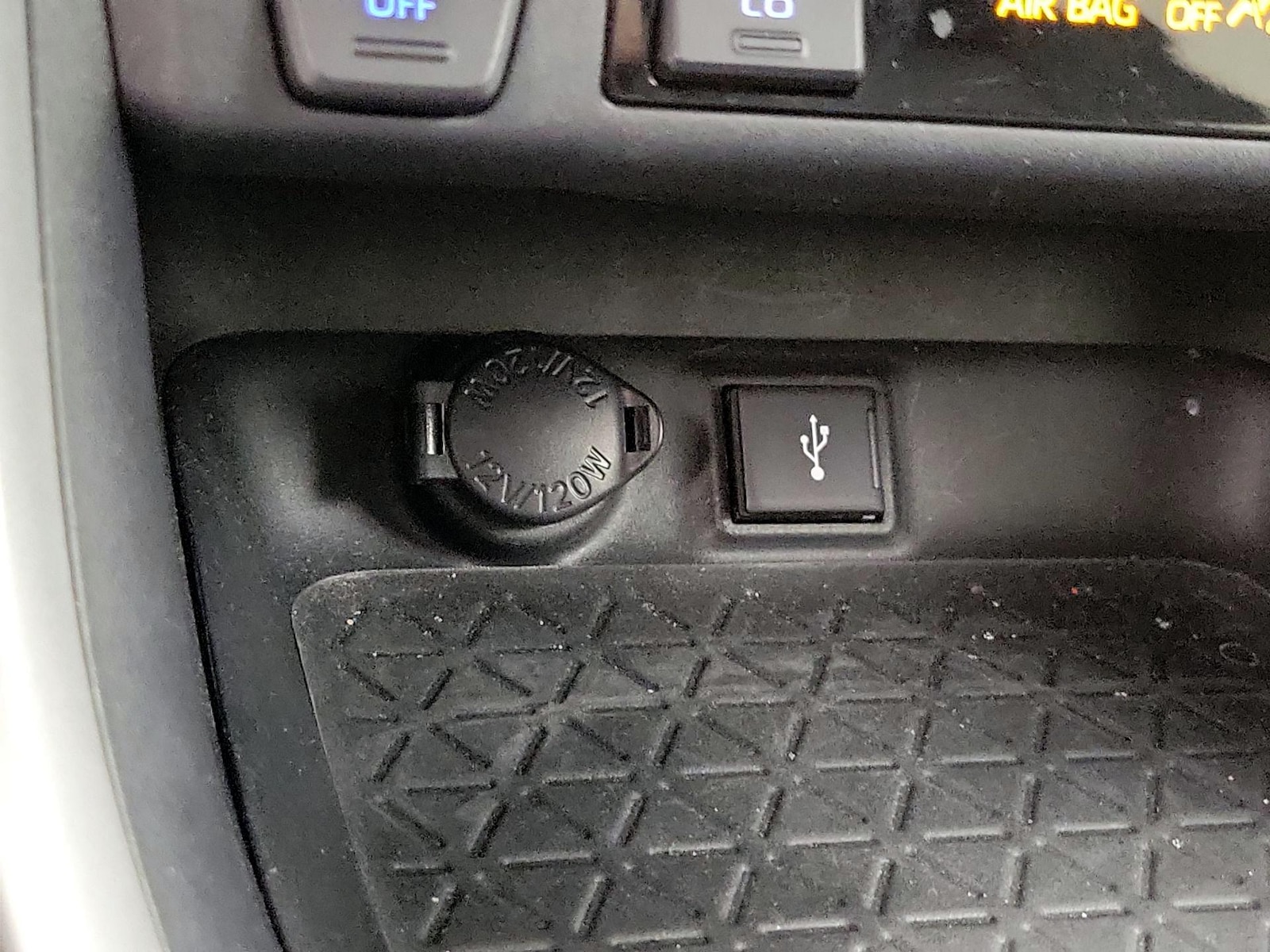 2020 Toyota RAV4 XLE Premium - Photo 19
