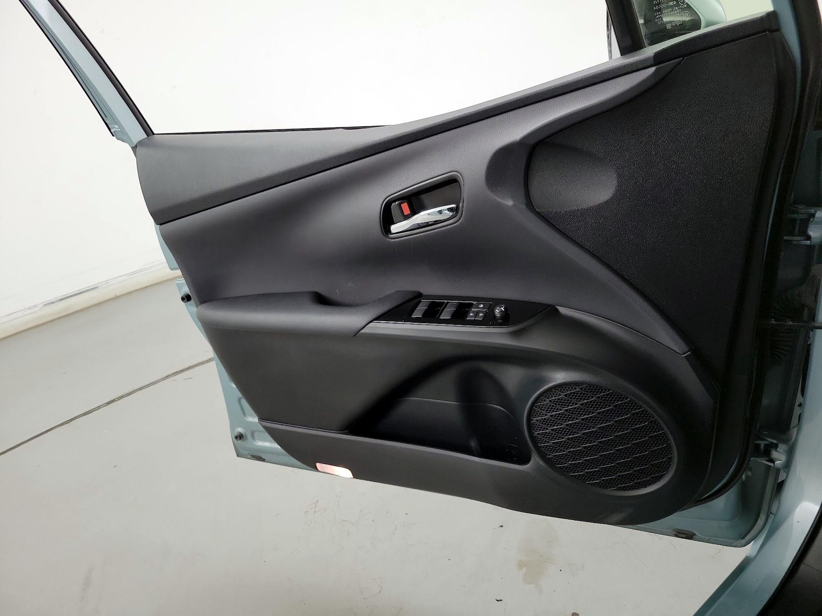 2020 Toyota Prius LE - Photo 13