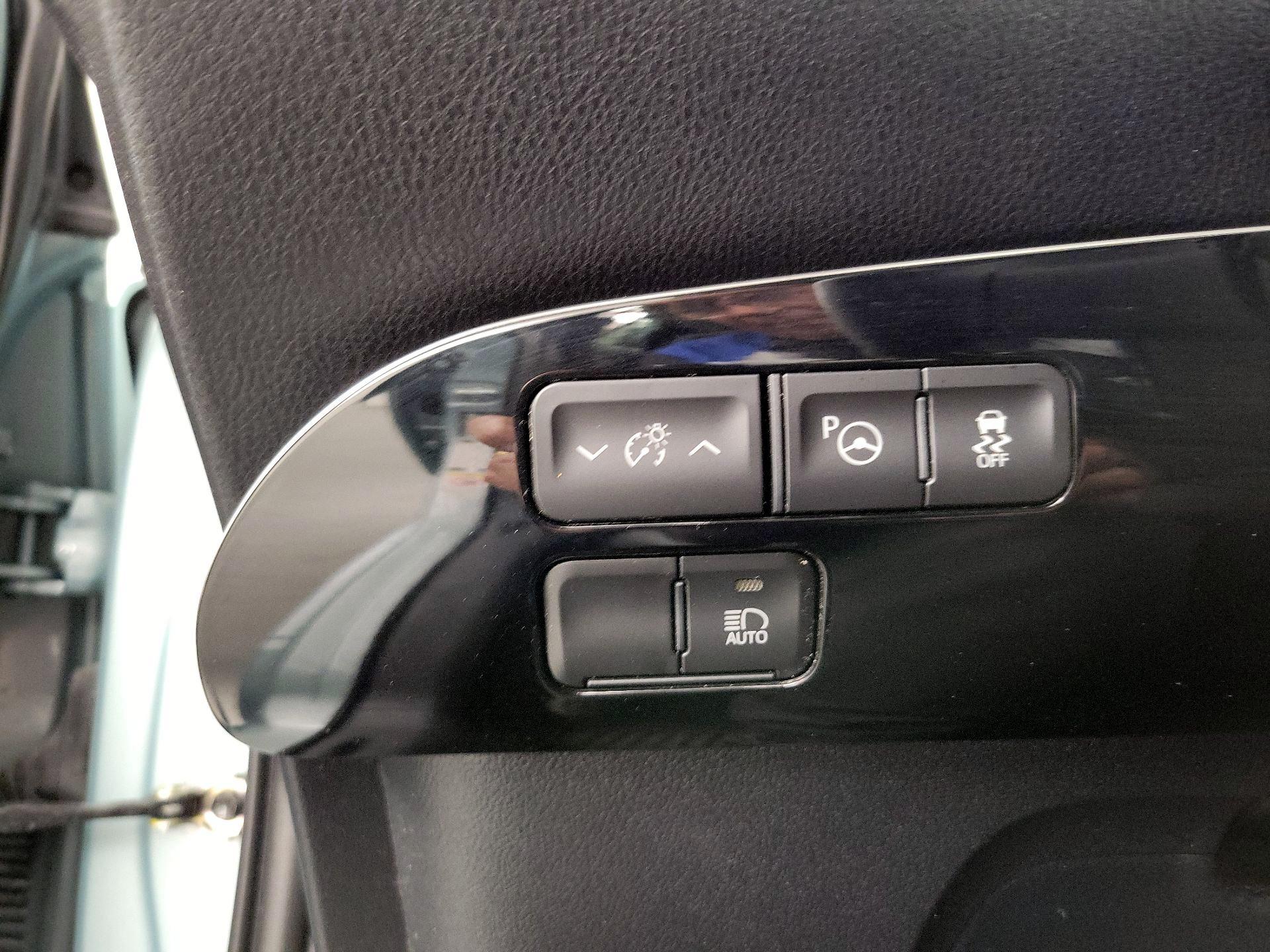 Thumbnail: 2020 Toyota Prius - 13