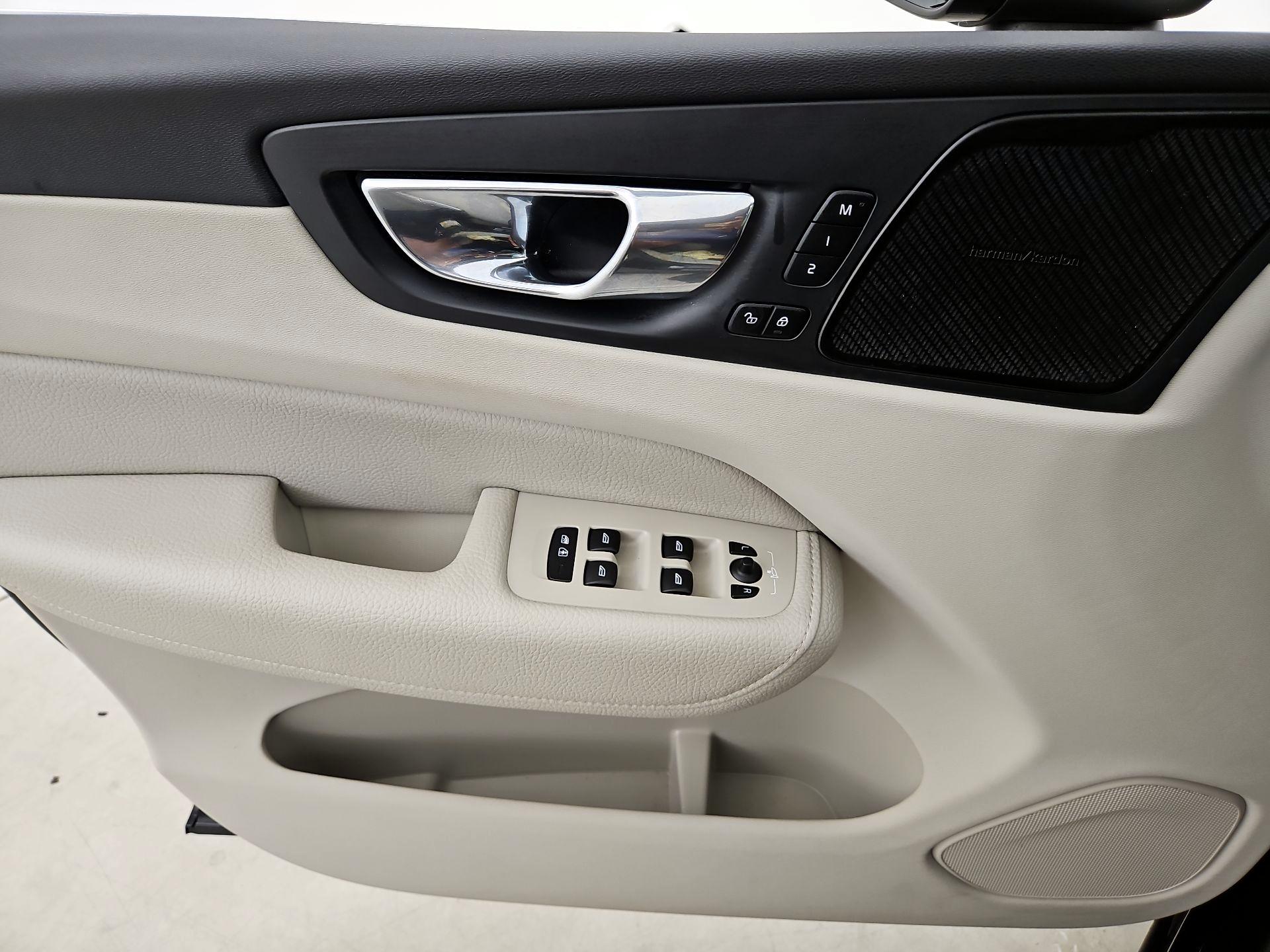 Thumbnail: 2019 Volvo XC60 - 12