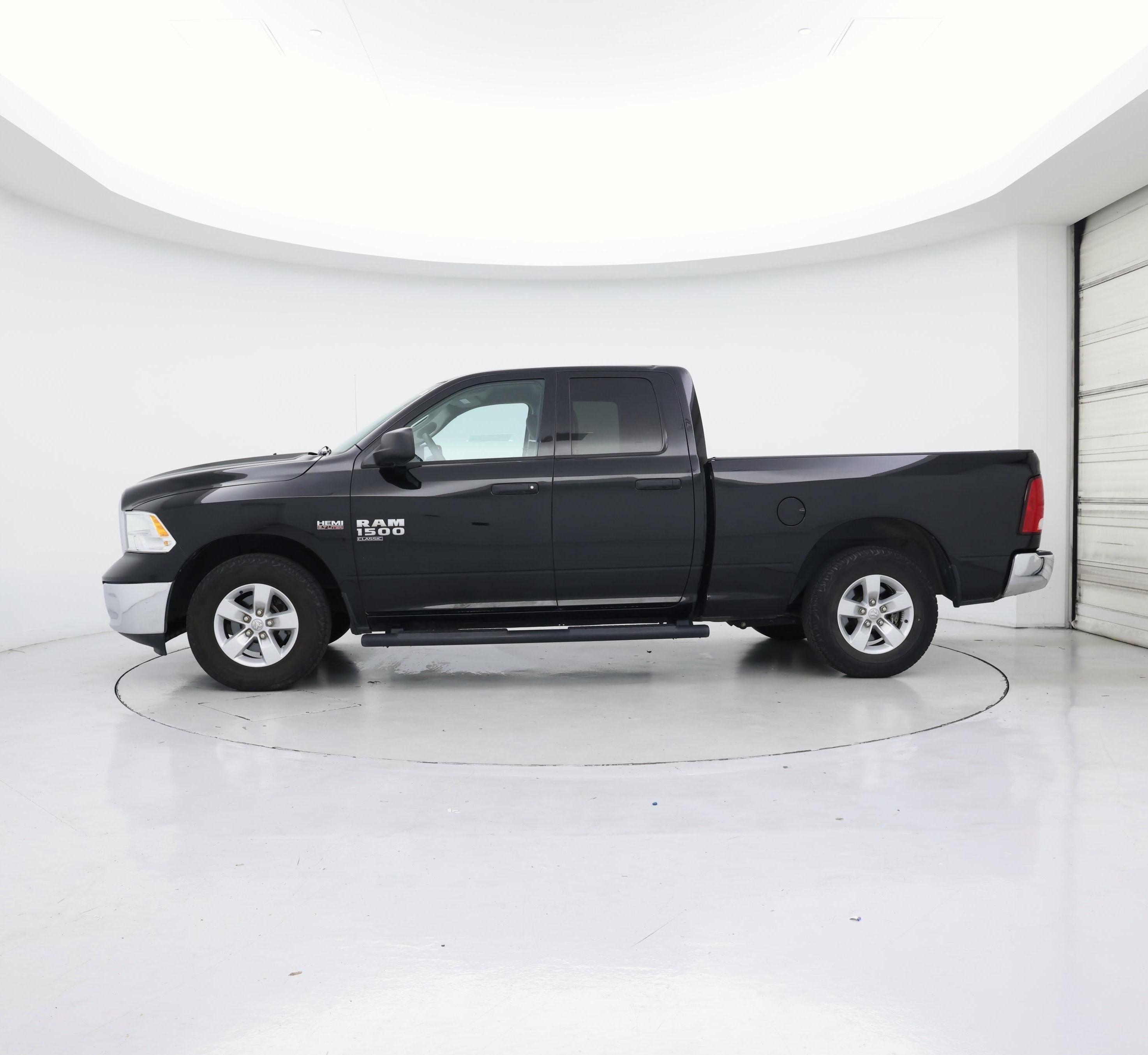 Thumbnail: 2019 RAM 1500 Classic - 3