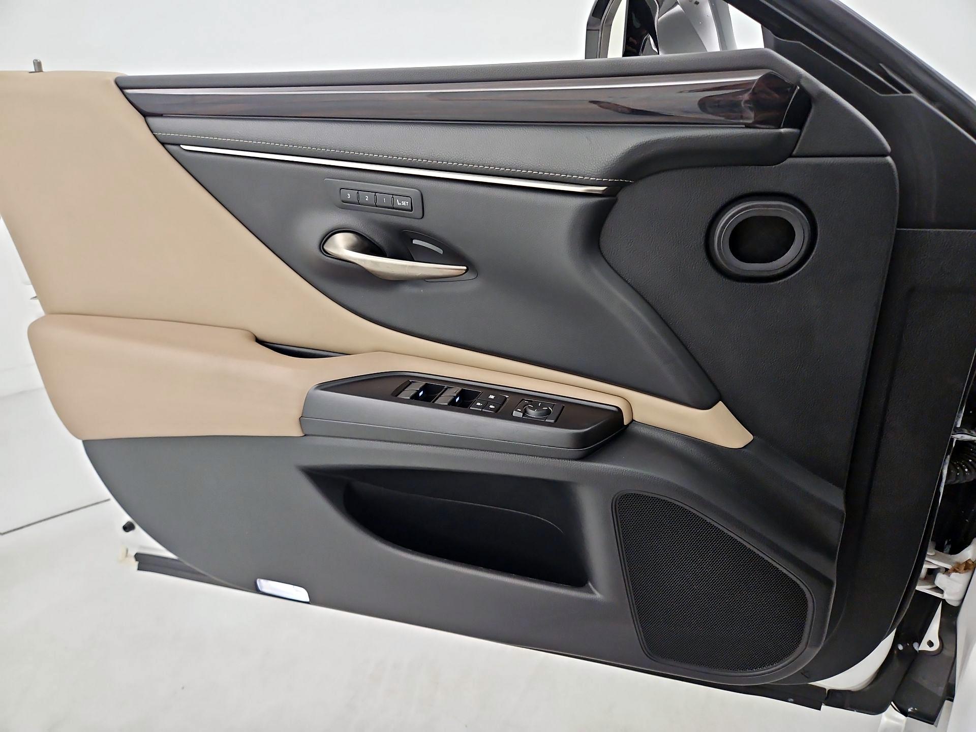Thumbnail: 2019 Lexus ES - 12