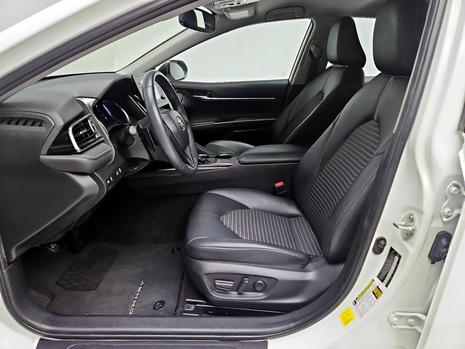 2023 Toyota Camry SE - Photo 12