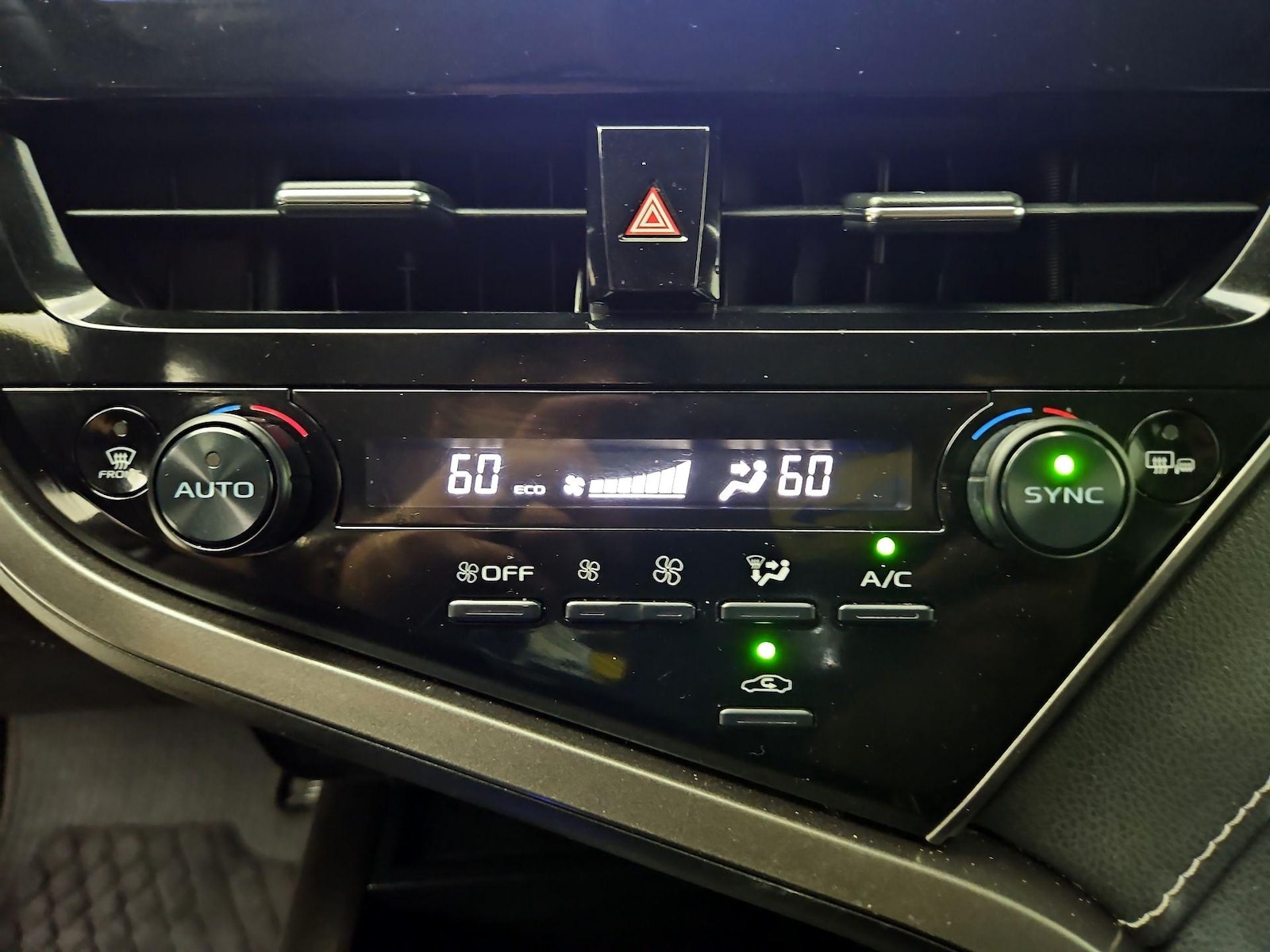 2023 Toyota Camry SE - Photo 17