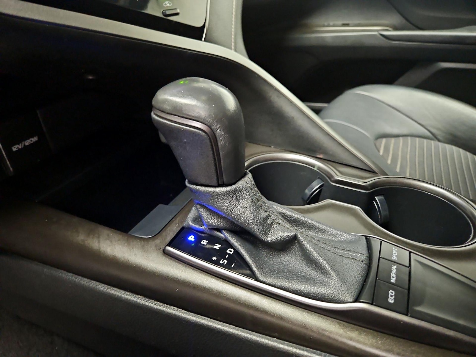 2023 Toyota Camry SE - Photo 18
