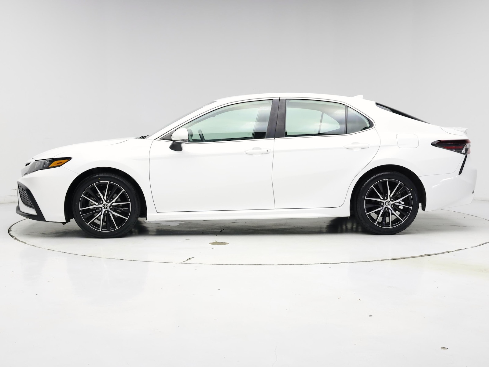 2023 Toyota Camry SE - Photo 4