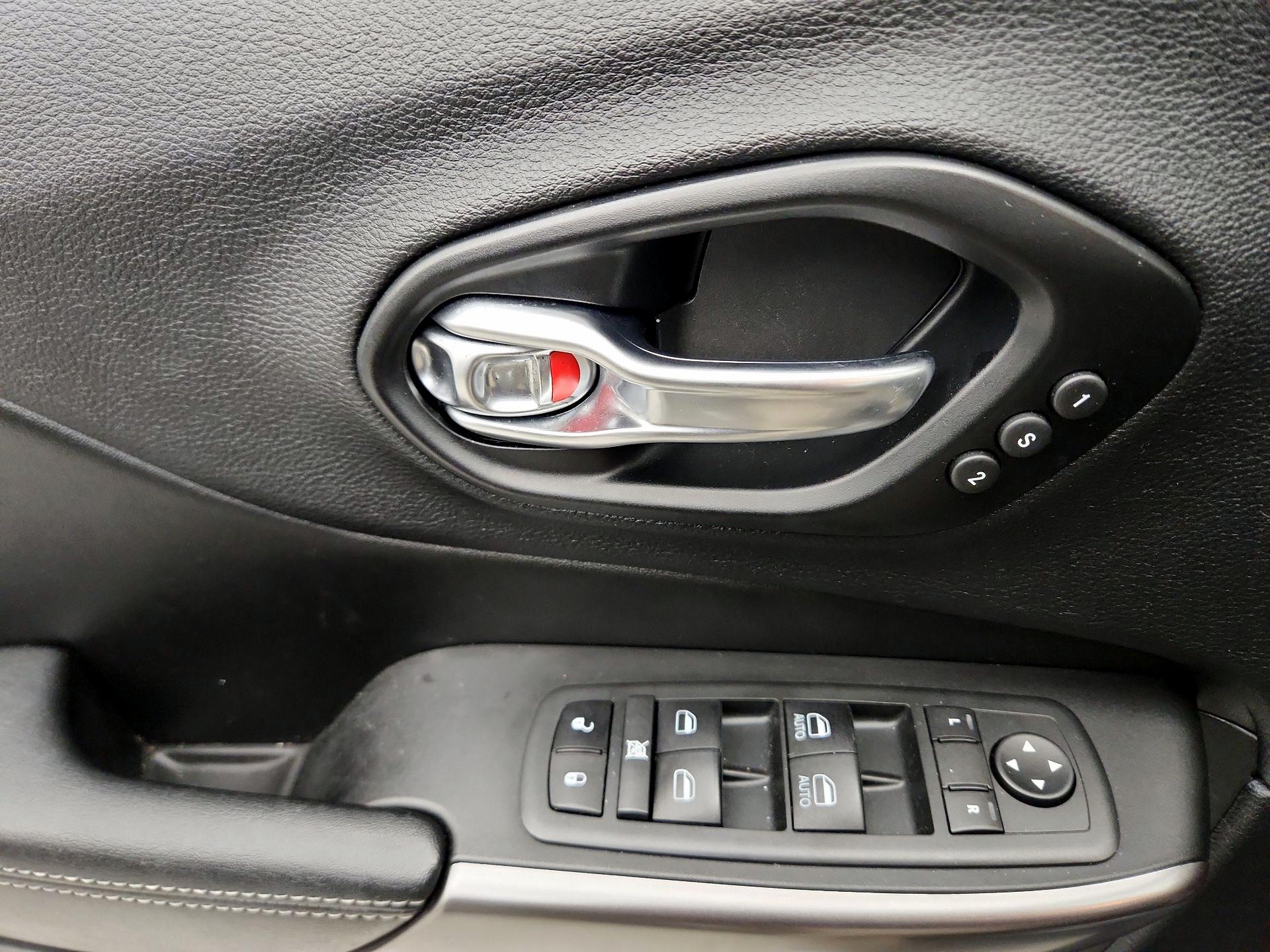 Thumbnail: 2021 Jeep Cherokee - 12