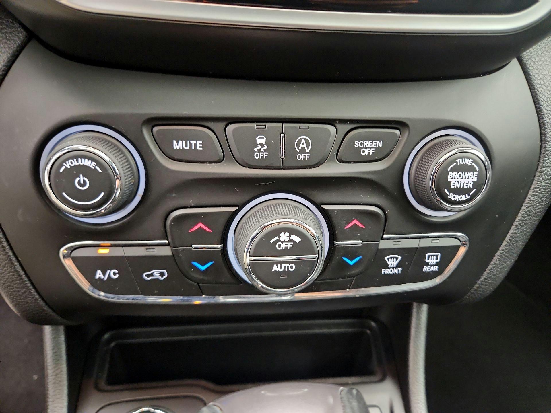 Thumbnail: 2021 Jeep Cherokee - 16