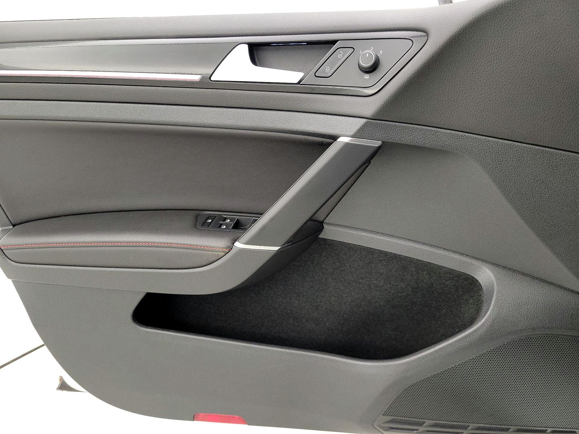 Thumbnail: 2016 Volkswagen Golf - 12