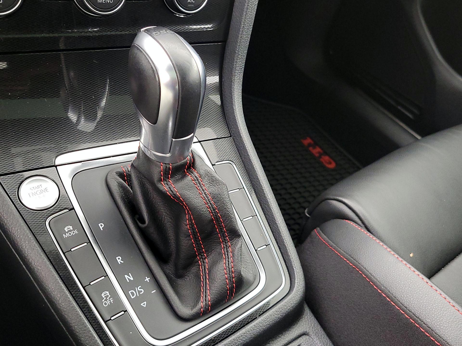 Thumbnail: 2016 Volkswagen Golf - 18