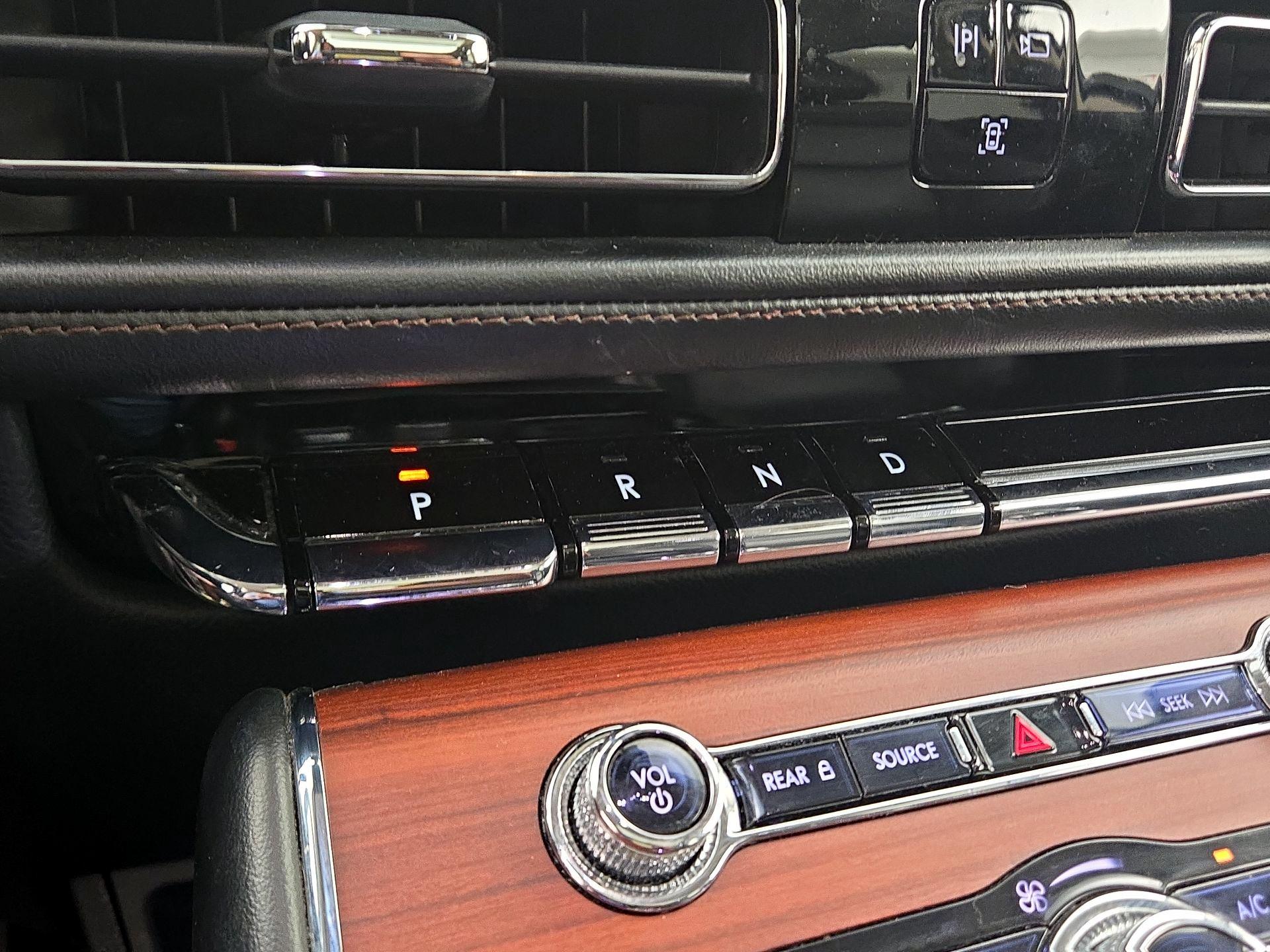 Thumbnail: 2022 Lincoln Aviator - 17