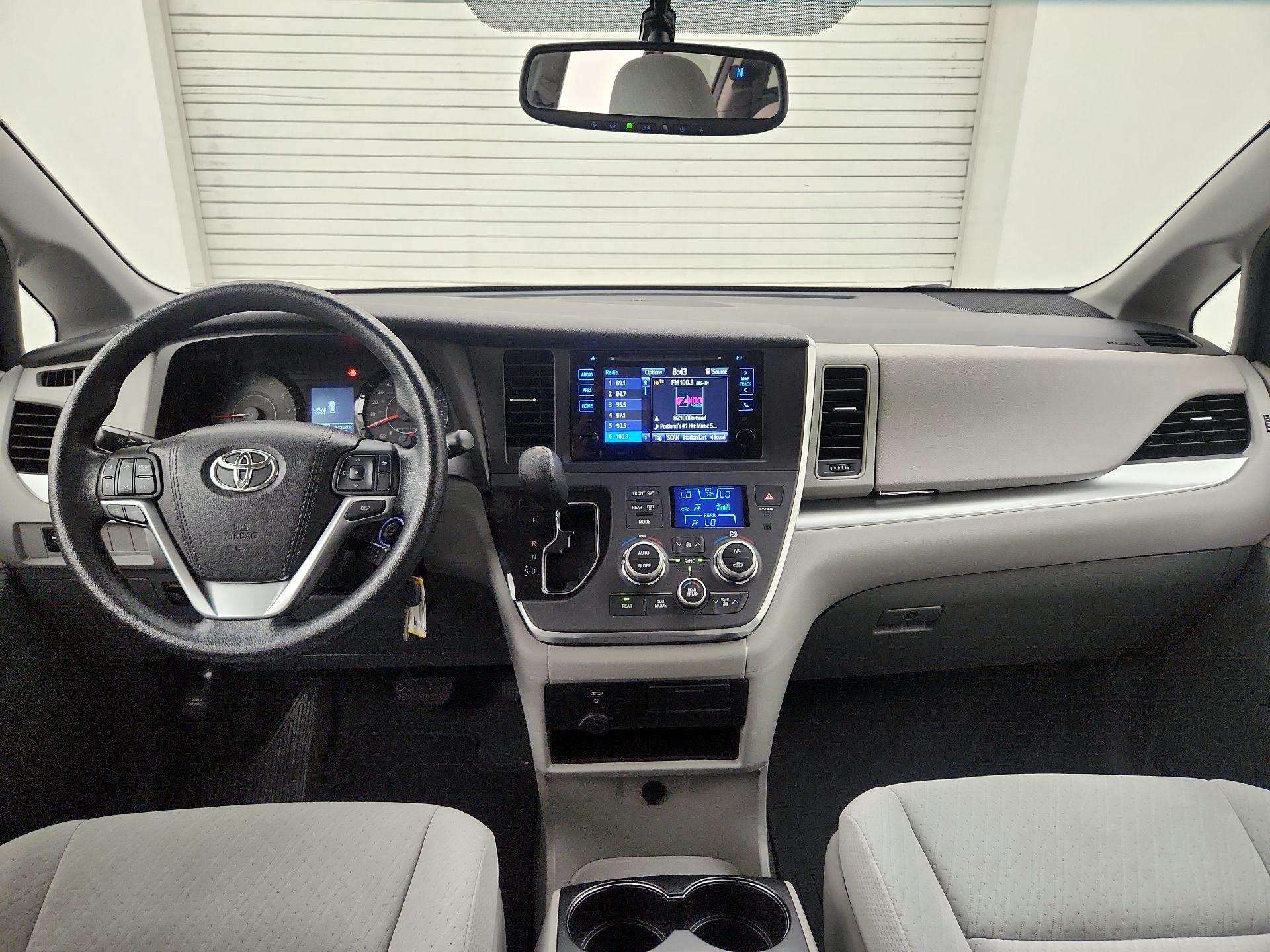 Thumbnail: 2016 Toyota Sienna - 9